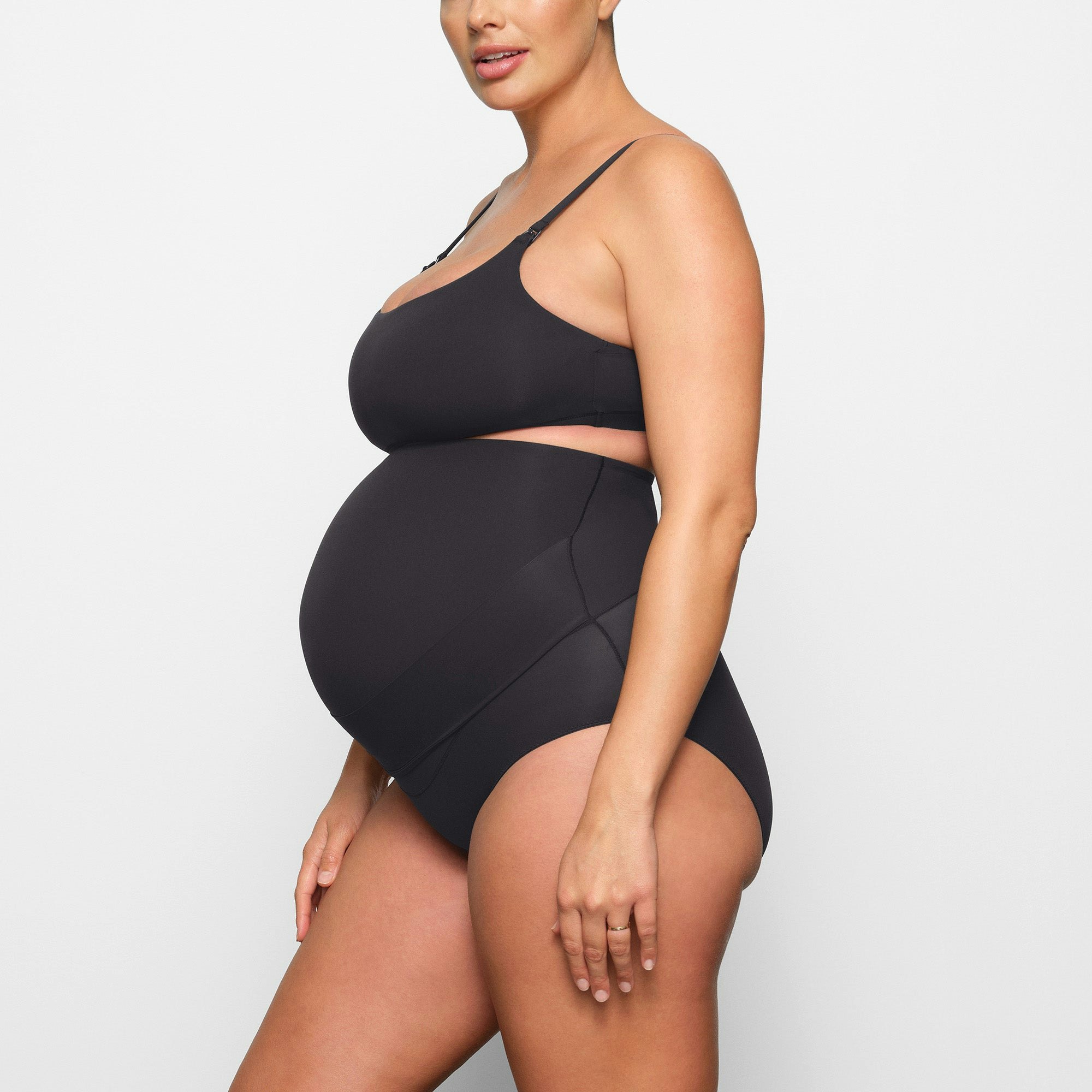 FITS EVERYBODY MATERNITY NURSING SCOOP BRALETTE WORN BY A MODEL IN SIDE VIEW