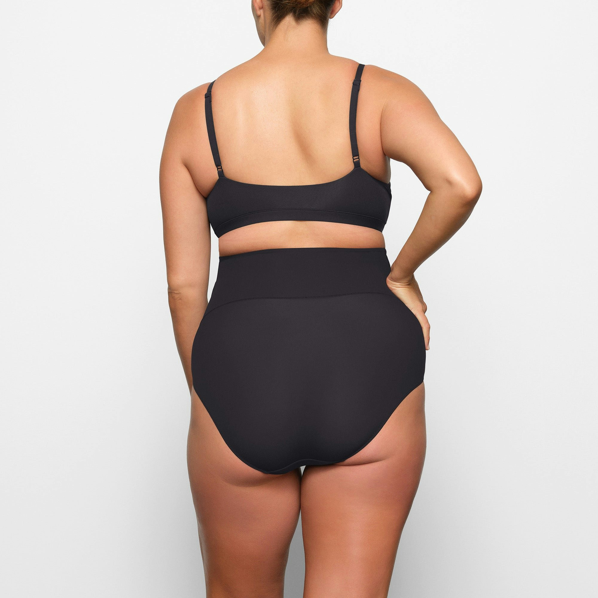 FITS EVERYBODY MATERNITY NURSING SCOOP BRALETTE WORN BY A MODEL IN BACK VIEW