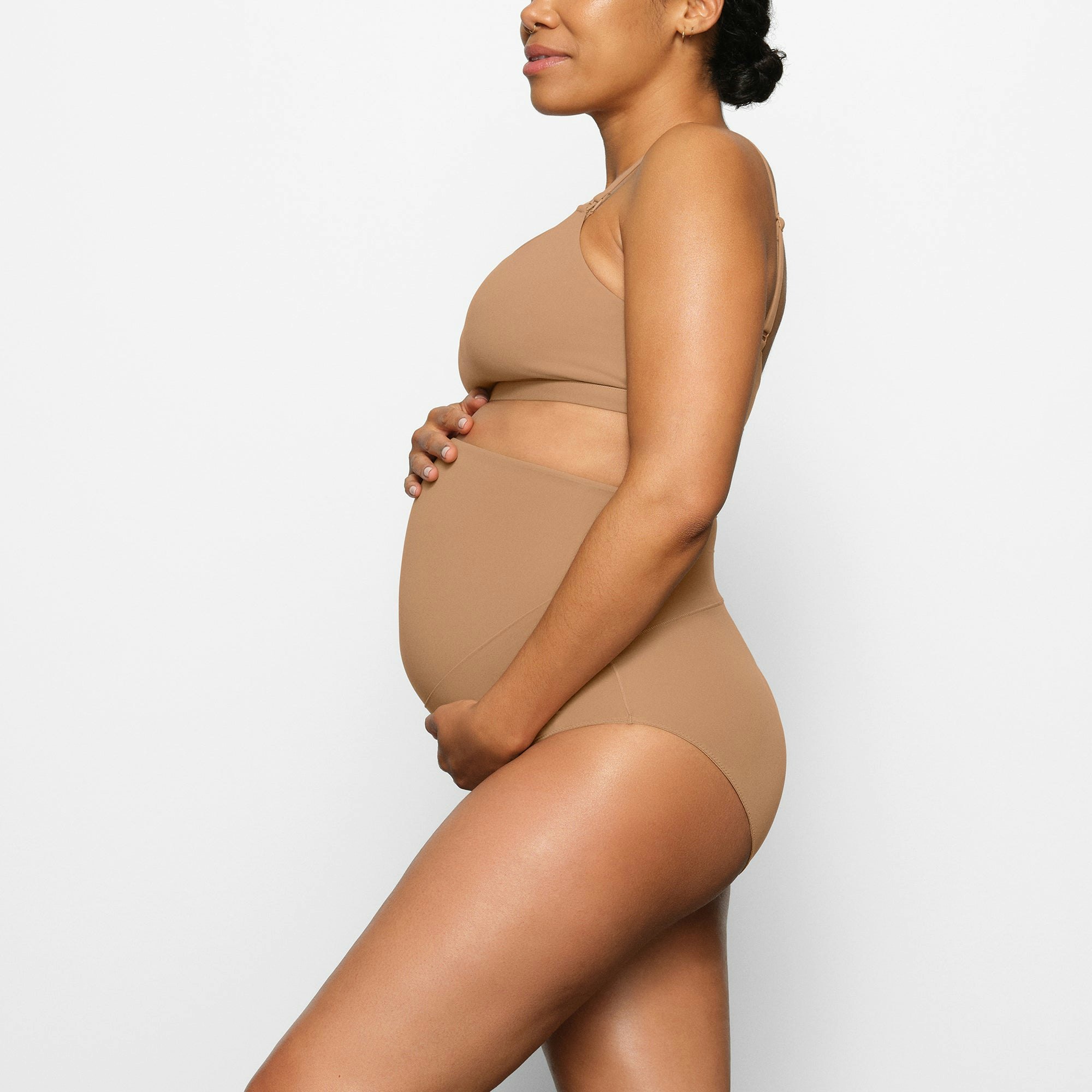 FITS EVERYBODY MATERNITY NURSING SCOOP BRALETTE WORN BY A MODEL IN SIDE VIEW
