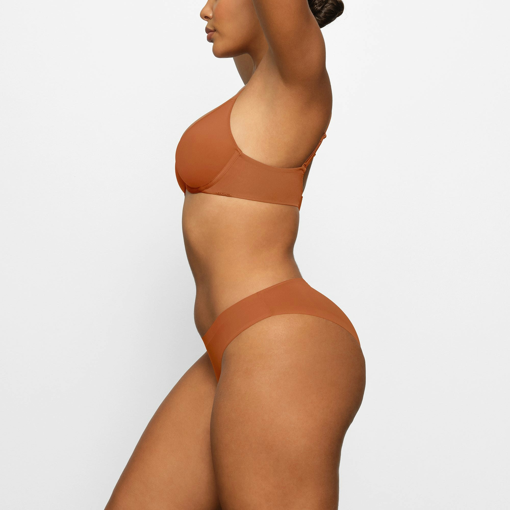 WEIGHTLESS SCOOP BRA WORN BY A MODEL IN SIDE VIEW 