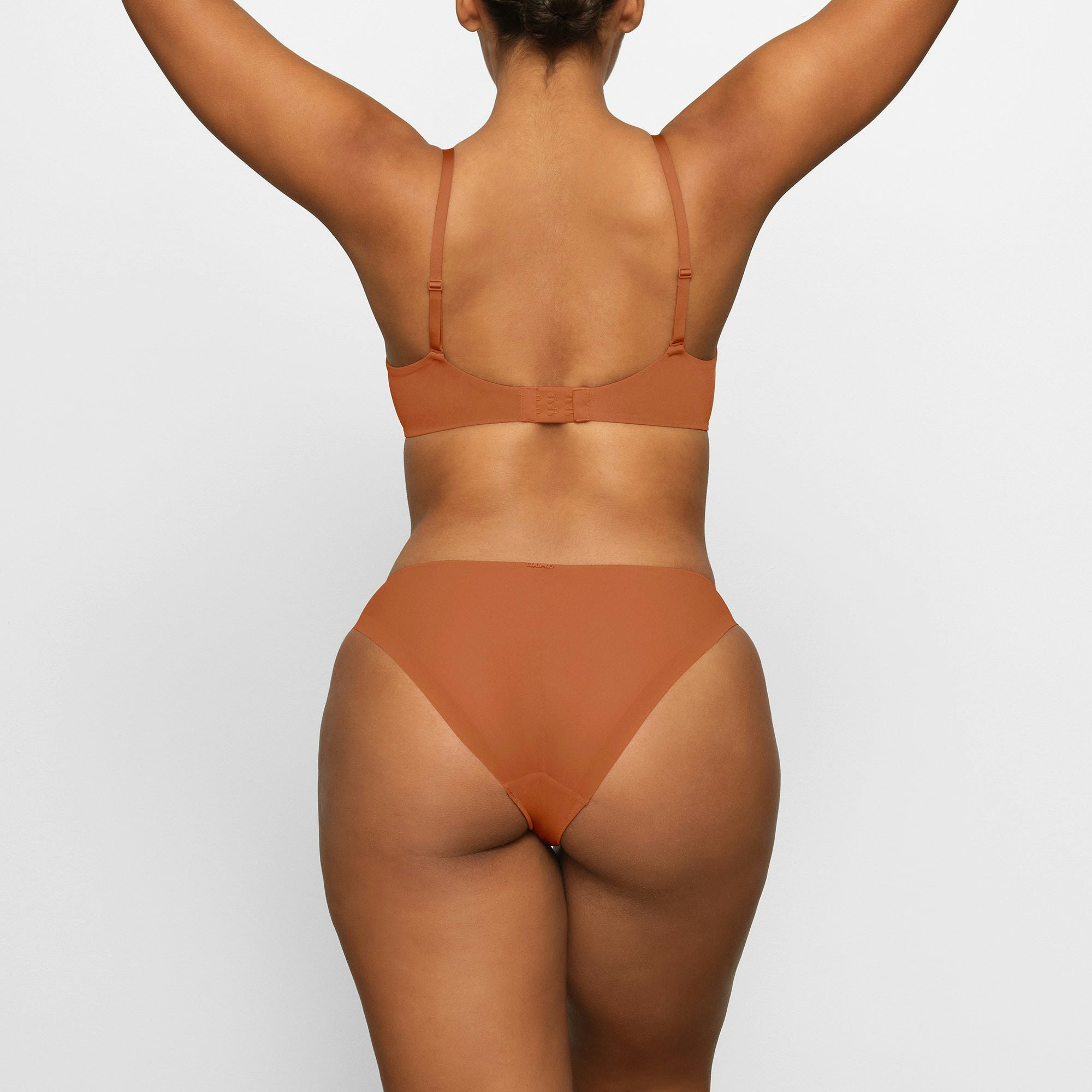 WEIGHTLESS SCOOP BRA ON A MODEL BACK VIEW 