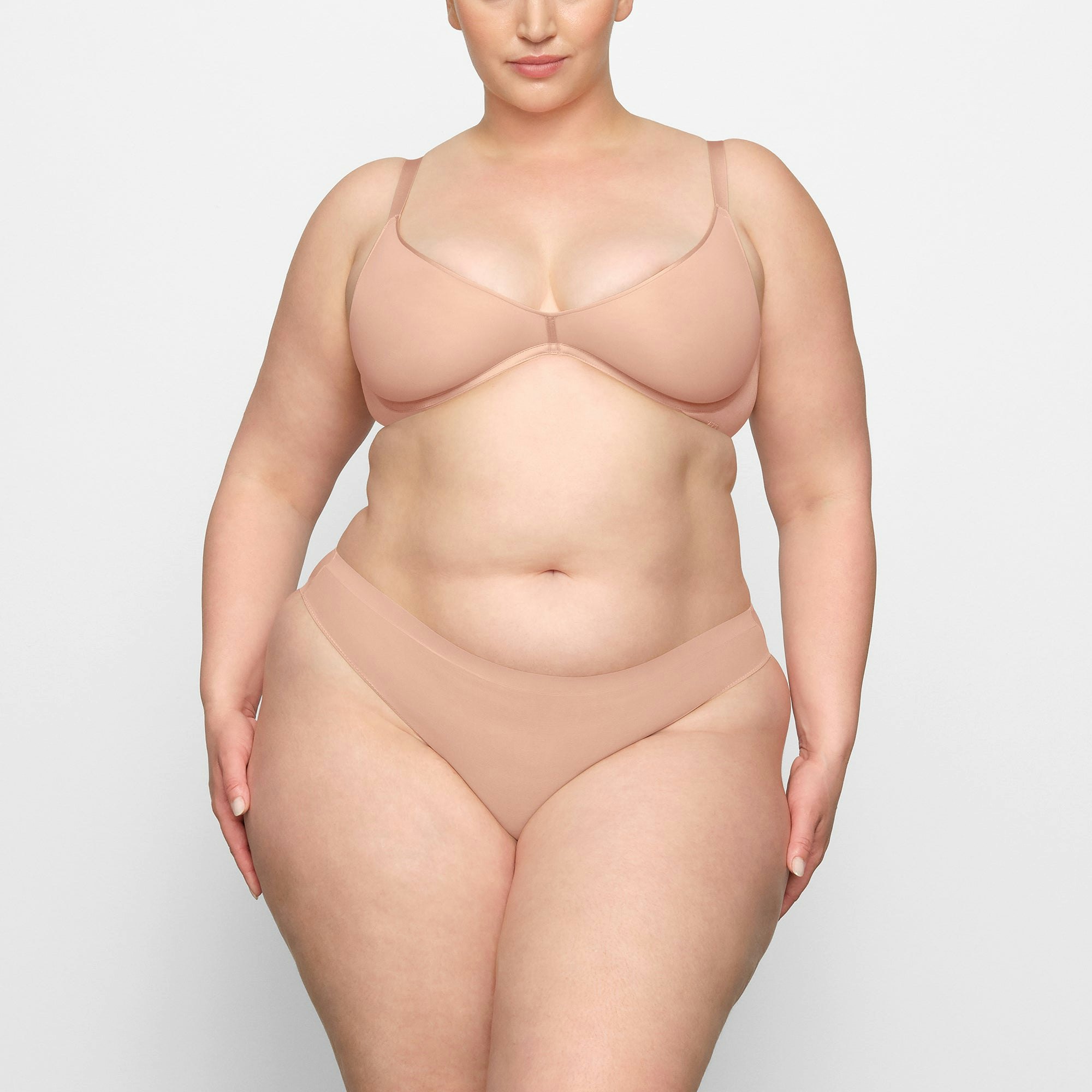 WEIGHTLESS SCOOP BRA WORN BY A MODEL IN FRONT VIEW