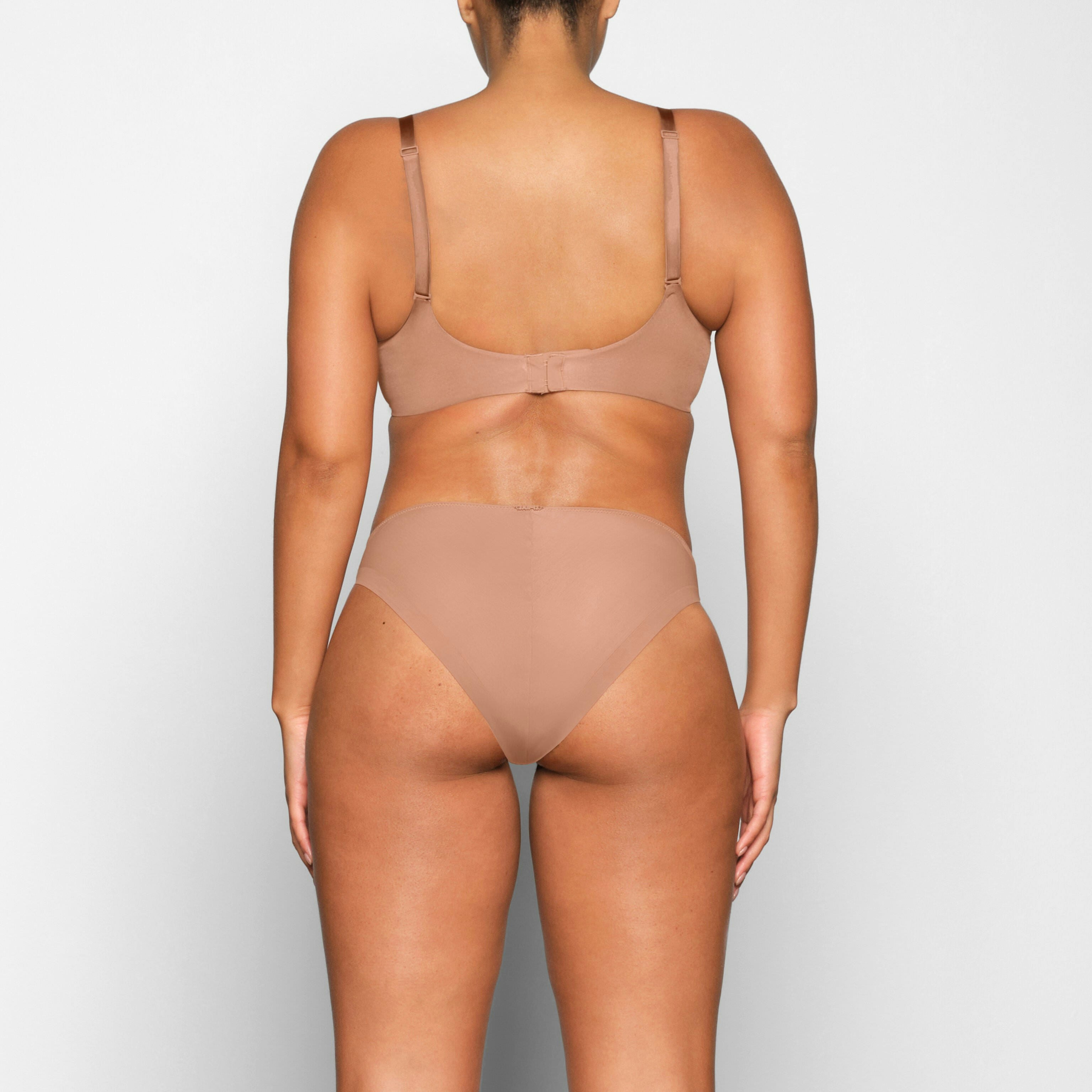 WEIGHTLESS SCOOP BRA ON A MODEL BACK VIEW