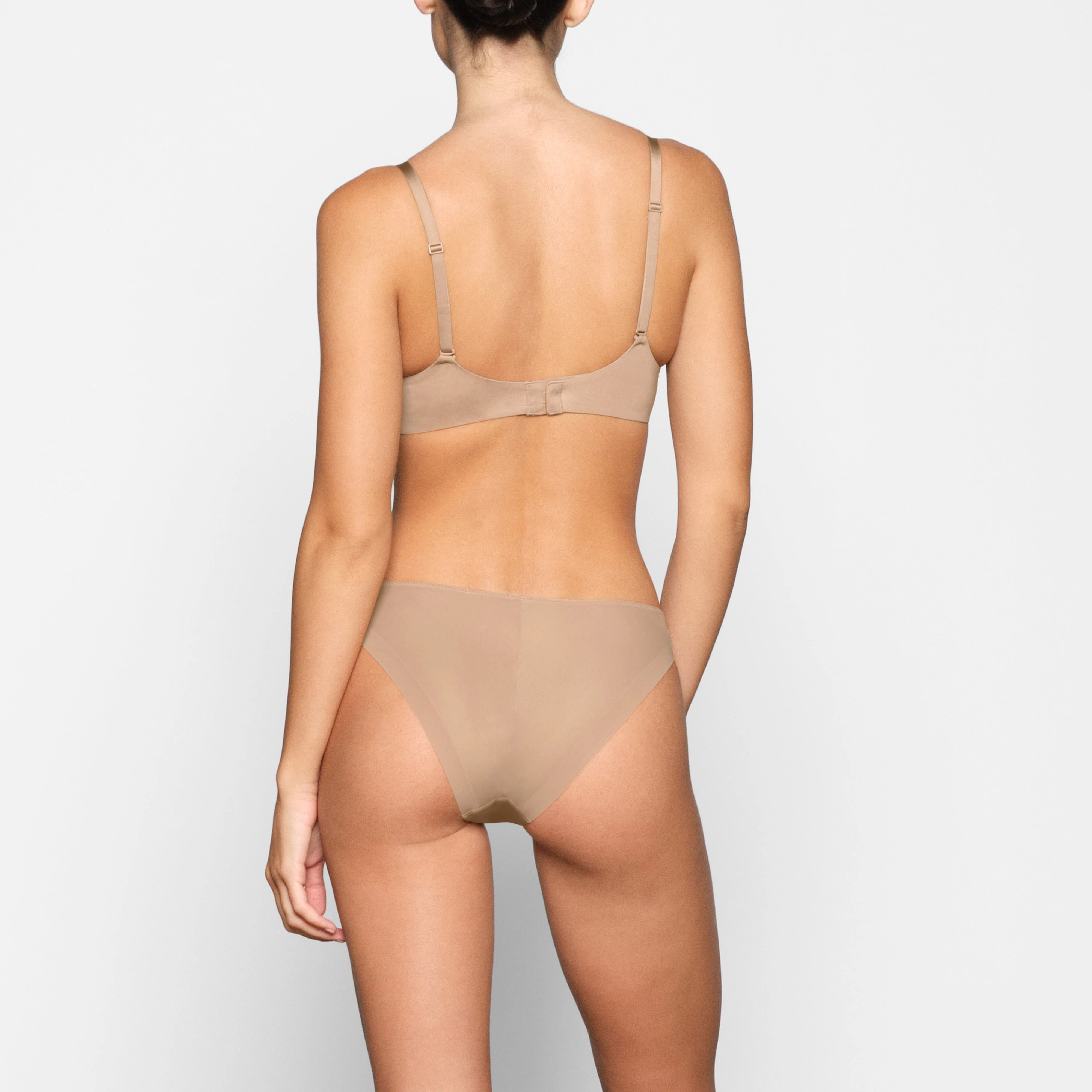 WEIGHTLESS SCOOP BRA ON A MODEL BACK VIEW