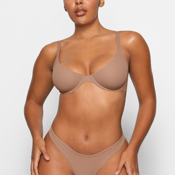 FITS EVERYBODY SCOOP PLUNGE BRA WORN BY A MODEL IN FRONT VIEW