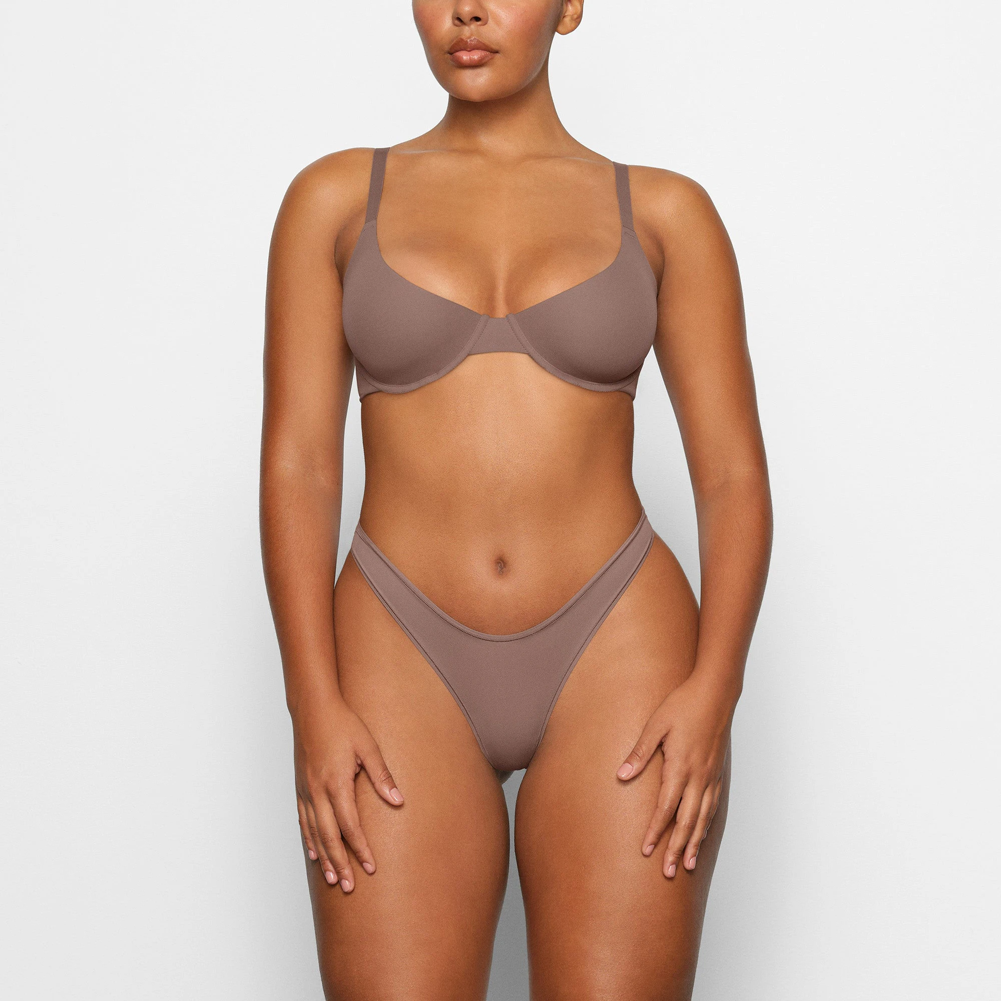 FITS EVERYBODY SCOOP PLUNGE BRA ON A MODEL IN FRONT VIEW
