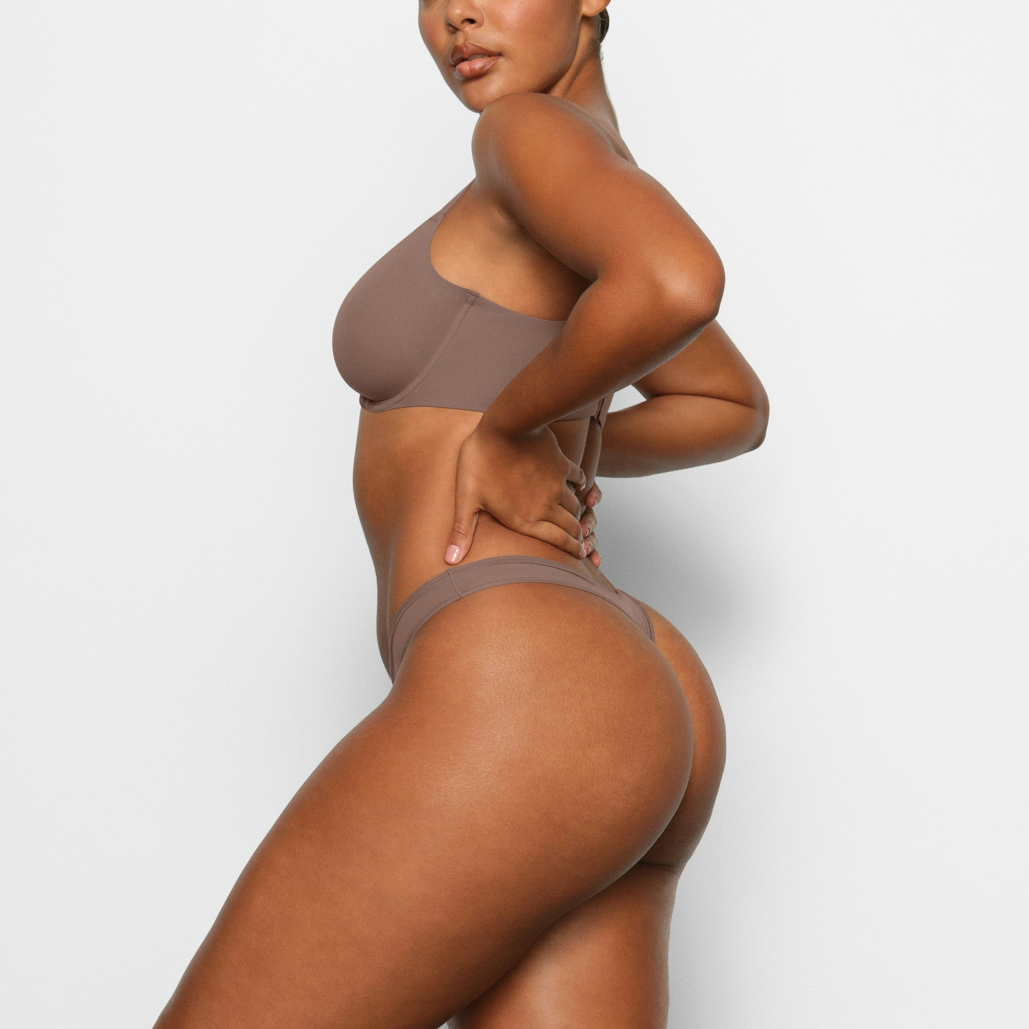 FITS EVERYBODY SCOOP PLUNGE BRA ON A MODEL IN SIDE VIEW