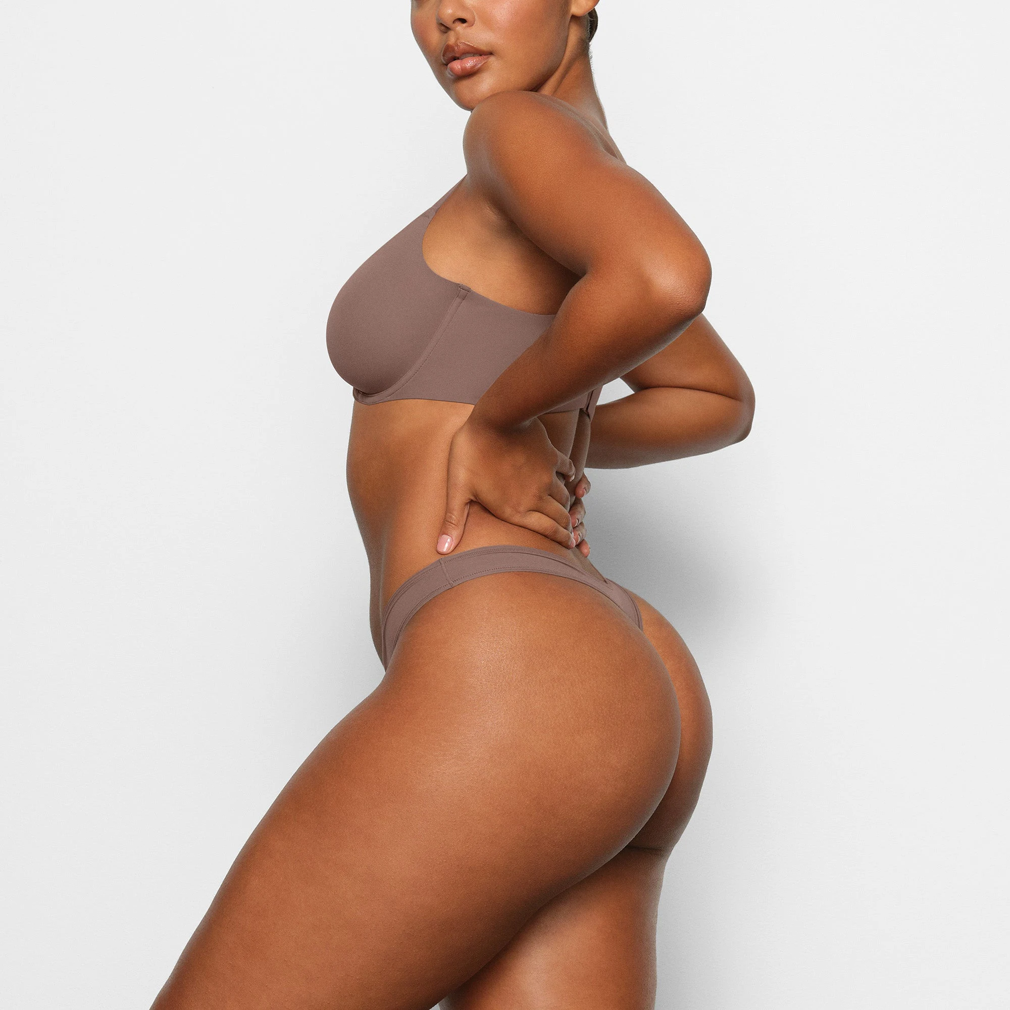 FITS EVERYBODY SCOOP PLUNGE BRA ON A MODEL IN SIDE VIEW