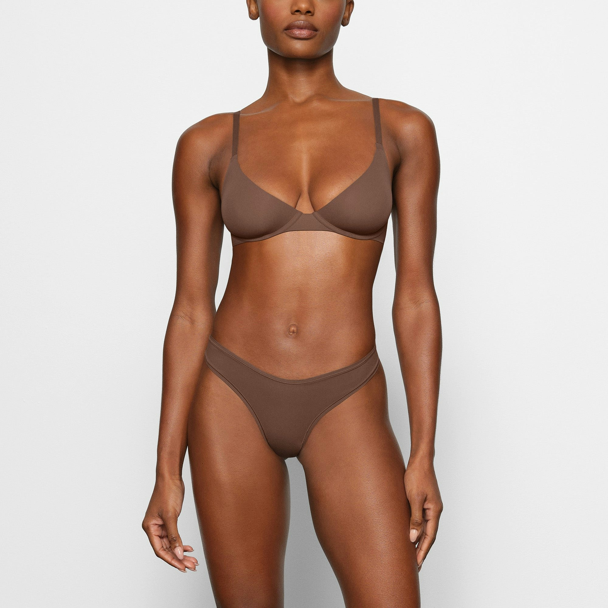 FITS EVERYBODY SCOOP PLUNGE BRA WORN BY A MODEL IN FRONT VIEW