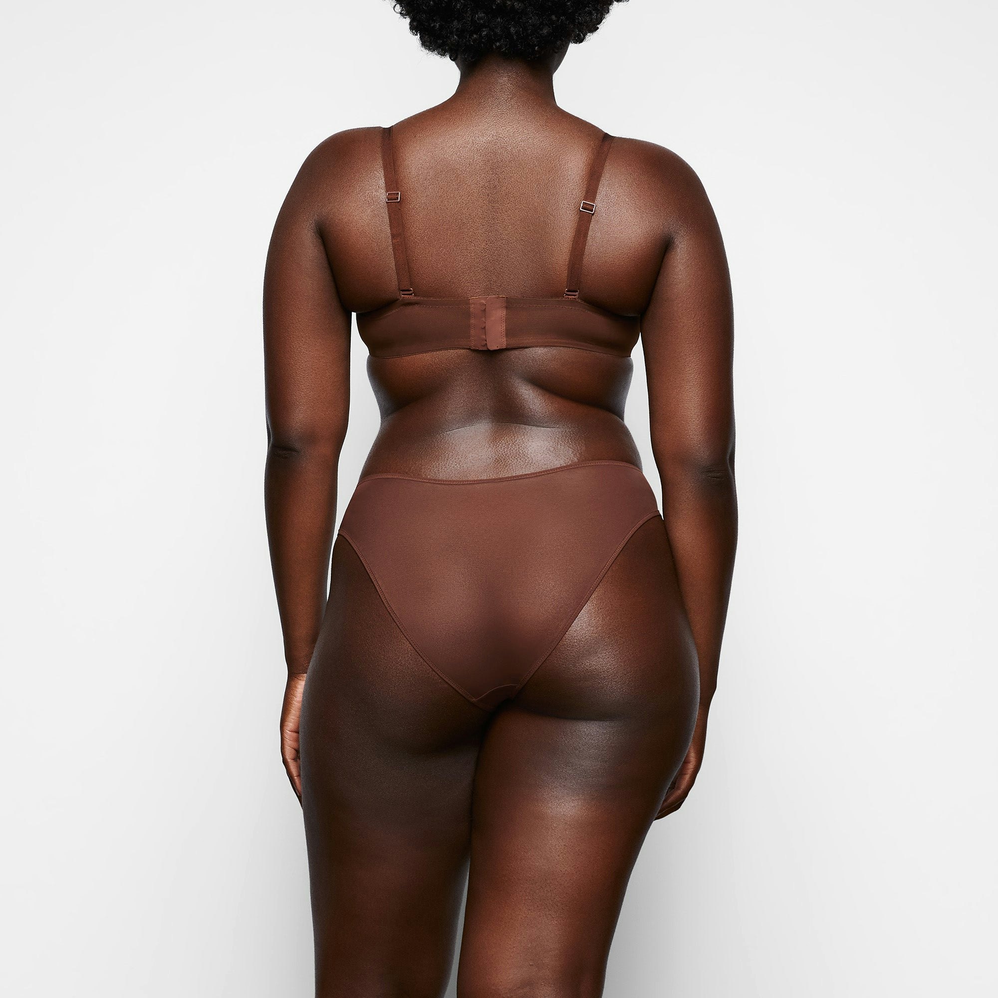 ULTRA FINE MESH STRAPLESS BRA ON A MODEL