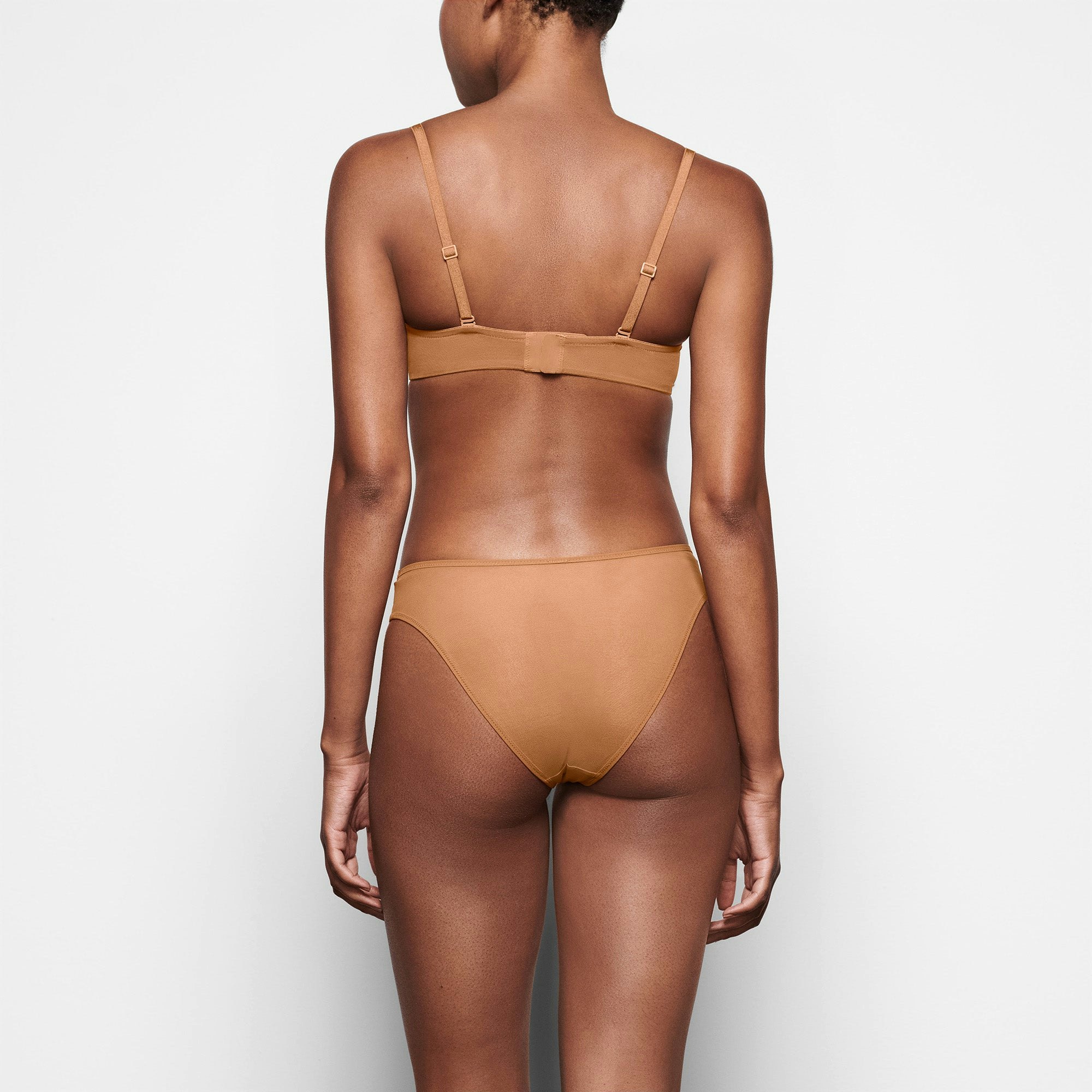 ULTRA FINE MESH STRAPLESS BRA ON A MODEL