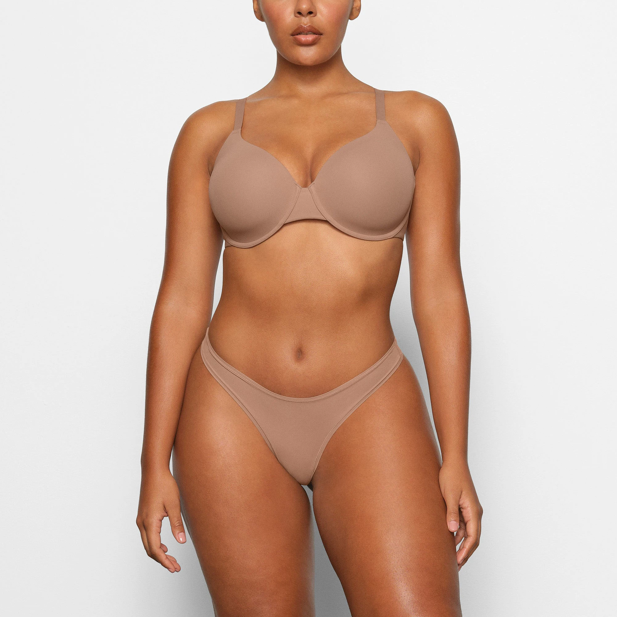FITS EVERYBODY T-SHIRT DEMI BRA WORN BY A MODEL IN FRONT VIEW @ | FOCUS: 0.0, 1.0, 0.9 | COMP