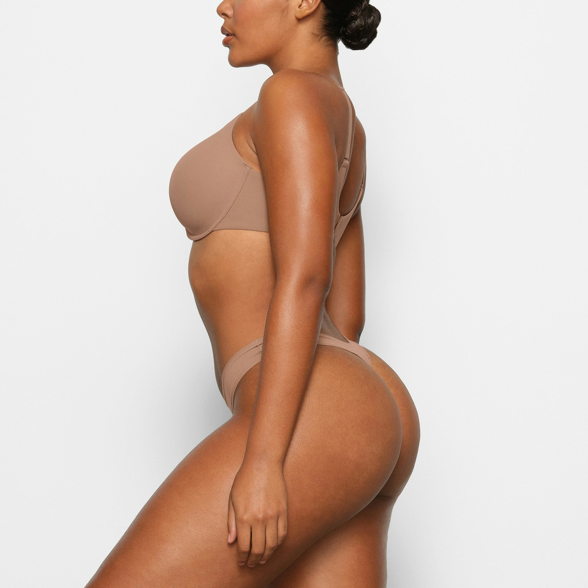 FITS EVERYBODY T-SHIRT DEMI BRA WORN BY A MODEL IN SIDE VIEW