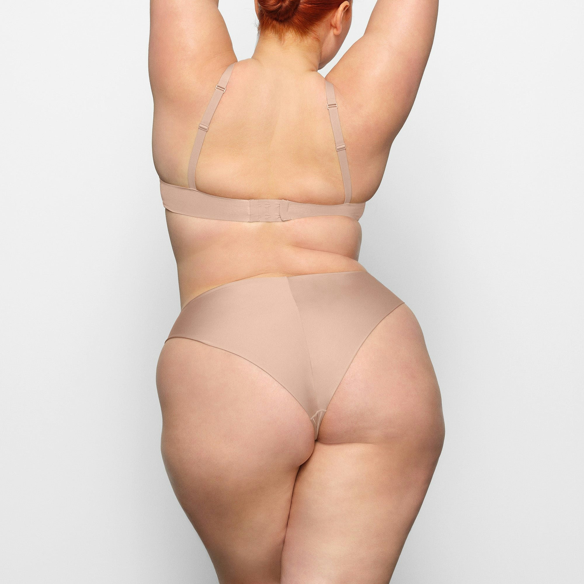 WIRELESS FORM PUSH UP PLUNGE BRA ON A MODEL BACK VIEW