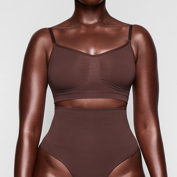 SEAMLESS SCULPT BRALETTE WORN BY A MODEL IN FRONT VIEW | SEE: M, L, XL