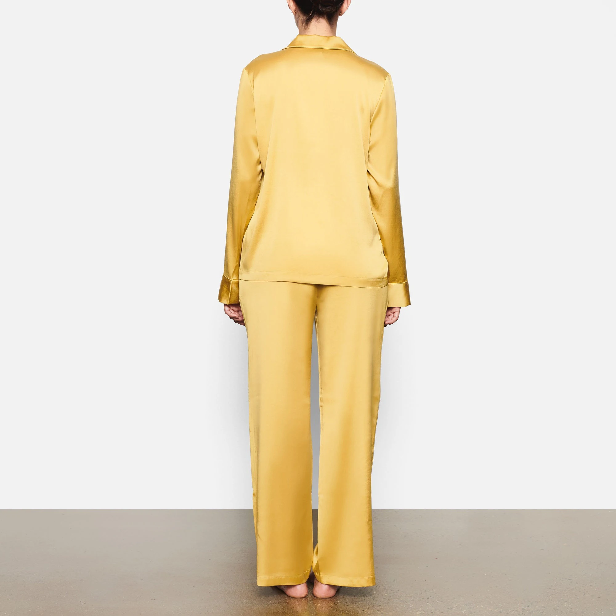 BACK VIEW OF THE SILK SLEEP PANT ON A MODEL