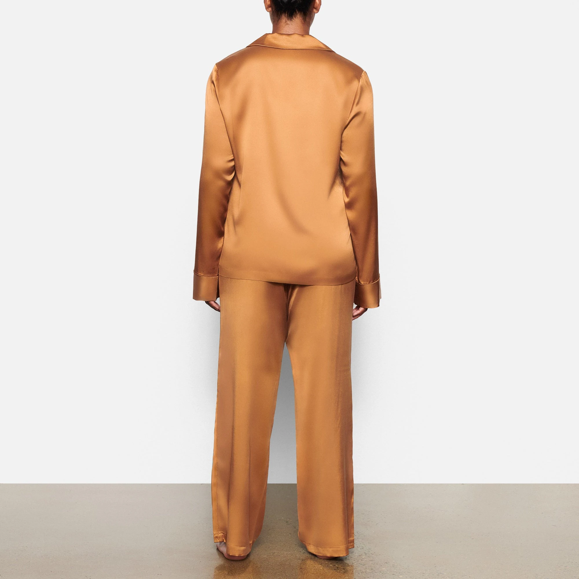 BACK VIEW OF THE SILK SLEEP PANT ON A MODEL