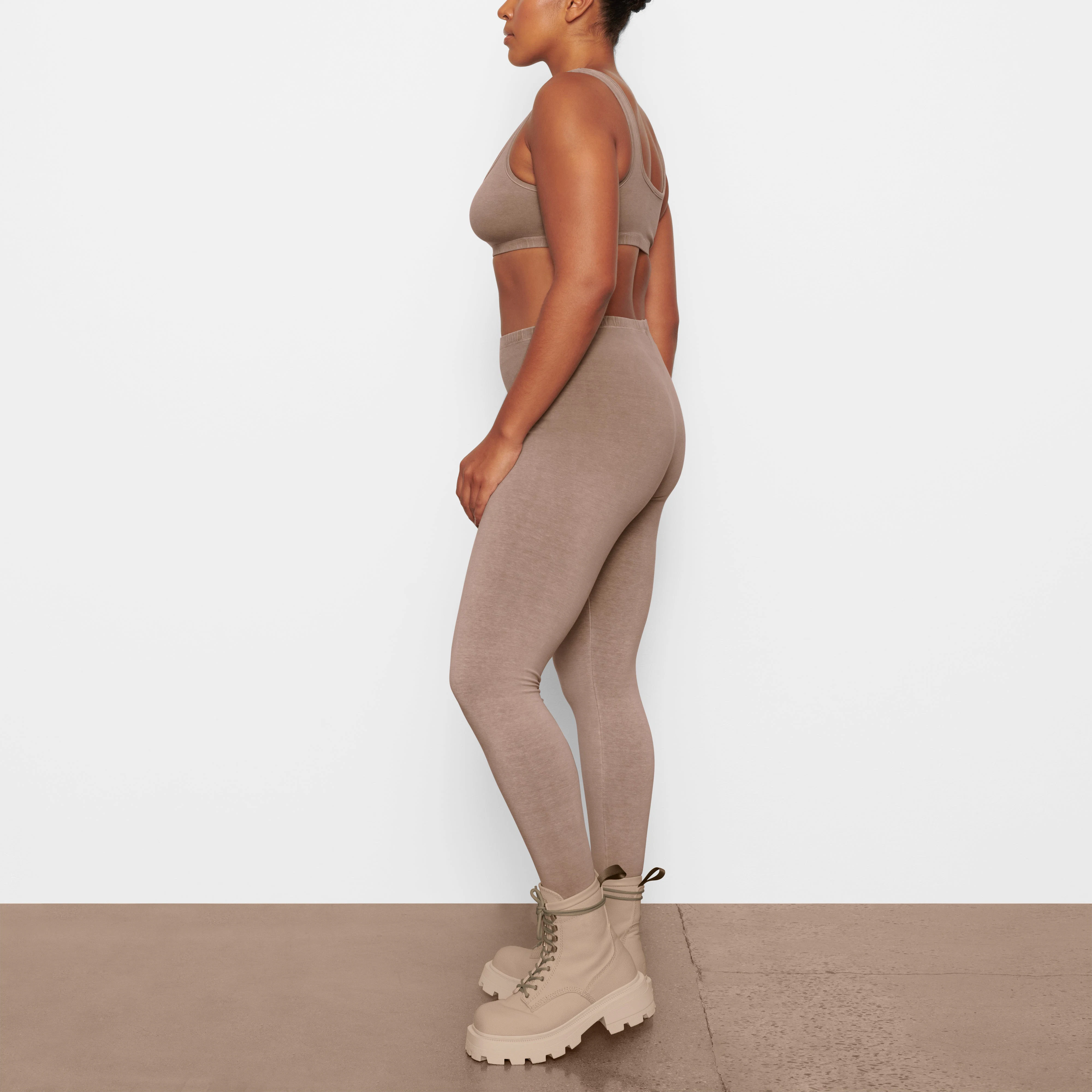 SIDE VIEW OF THE OUTDOOR BASICS LEGGING ON A MODEL