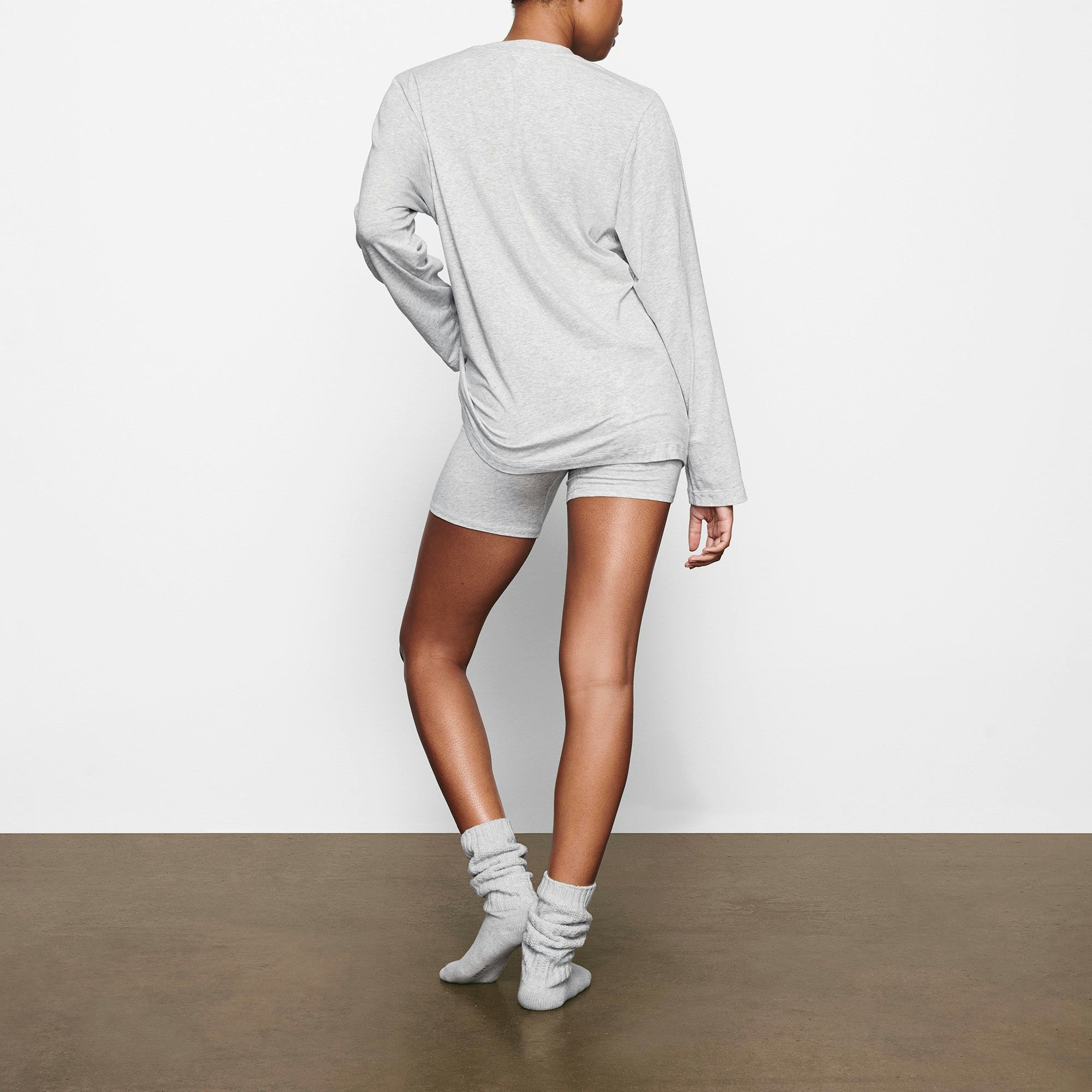  BOYFRIEND LONG SLEEVE T-SHIRT WORN BY A MODEL IN BACK VIEW