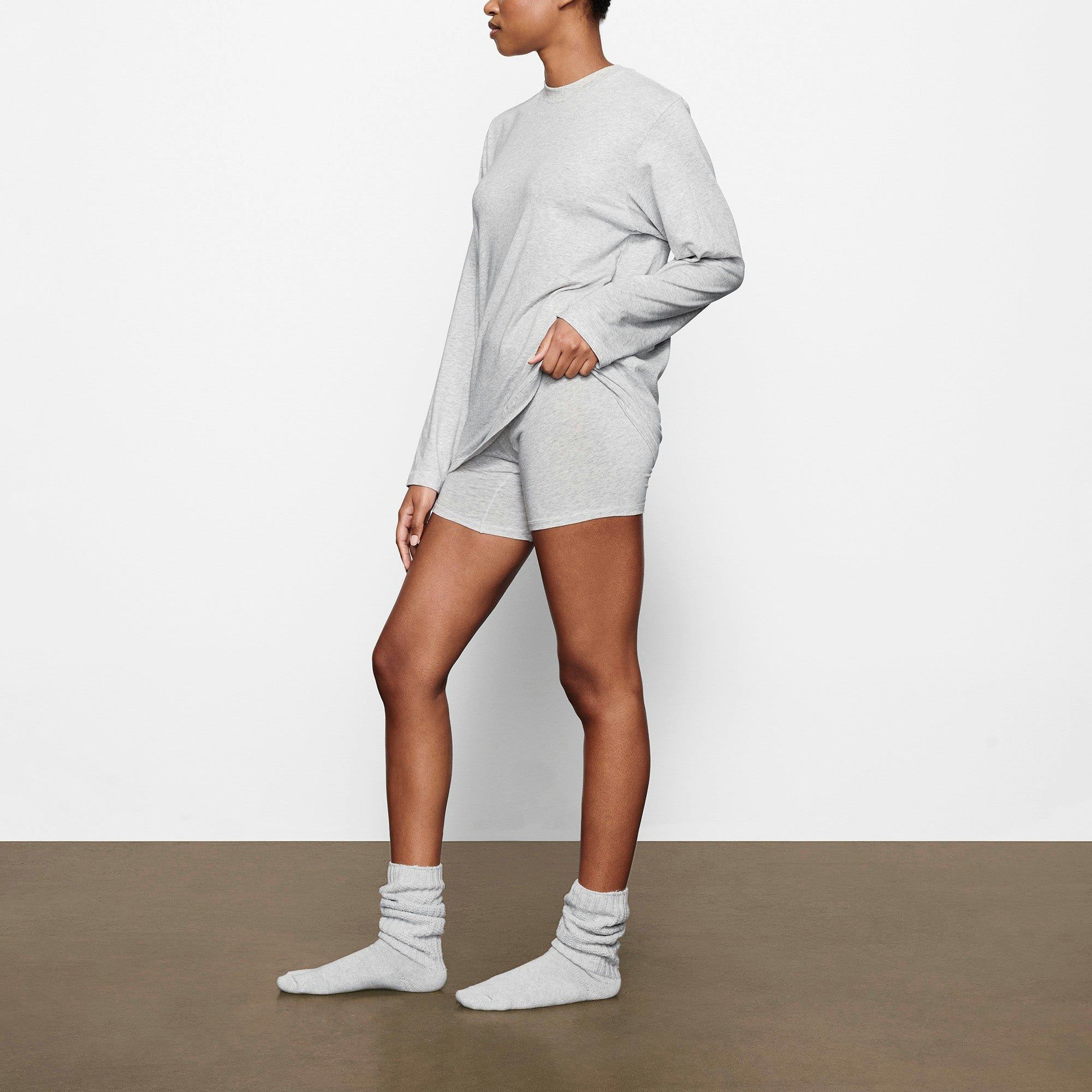  BOYFRIEND LONG SLEEVE T-SHIRT WORN BY A MODEL IN SIDE VIEW
