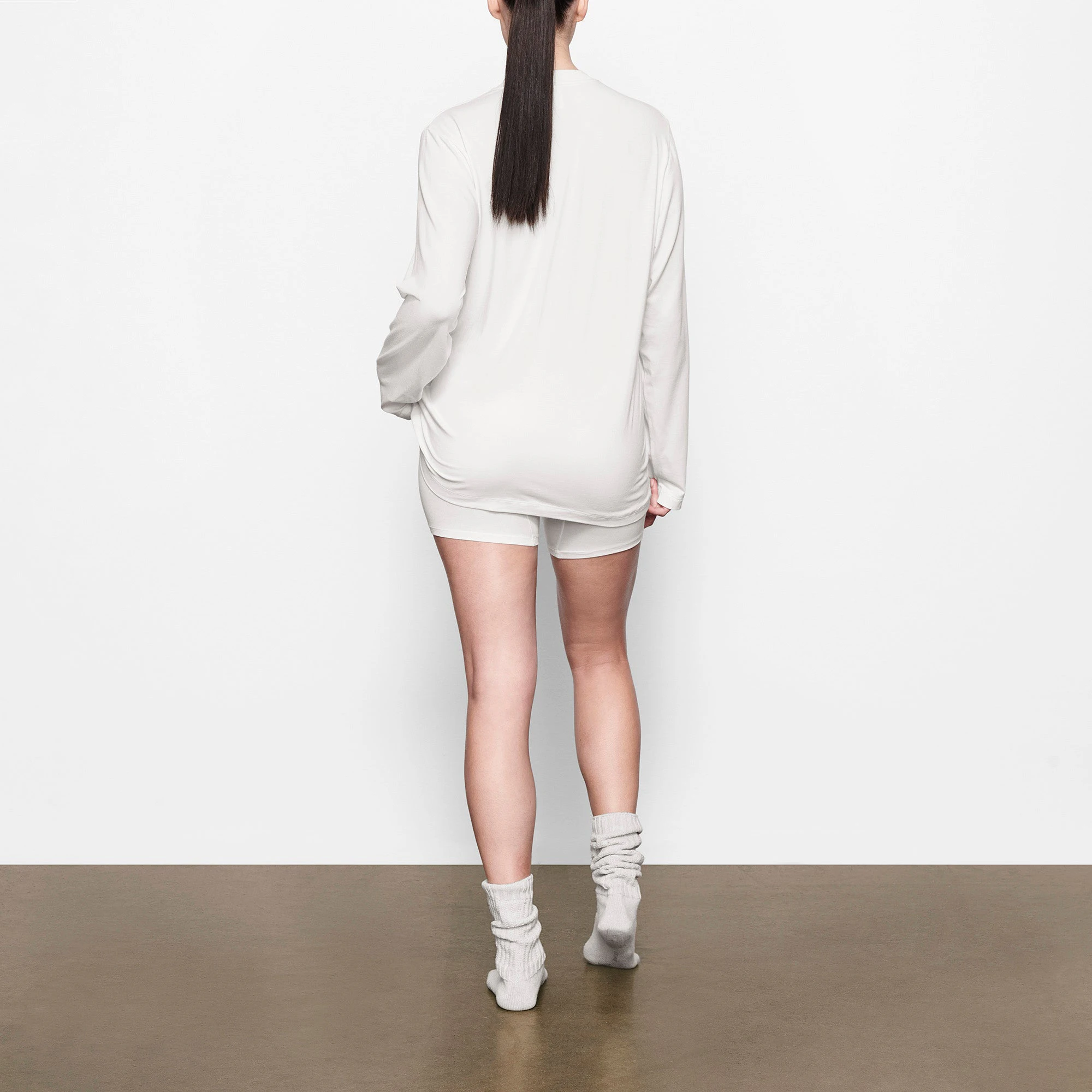 BOYFRIEND LONG SLEEVE T-SHIRT WORN BY A MODEL IN BACK VIEW