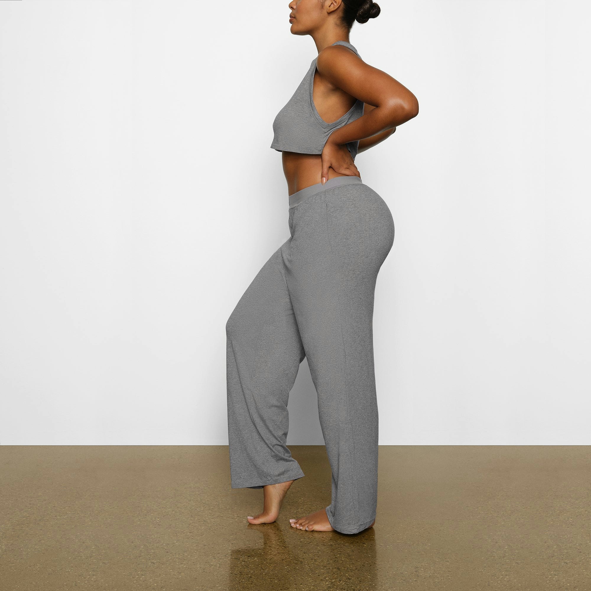 BOYFRIEND LOOSE PANT WORN BY A MODEL IN SIDE VIEW