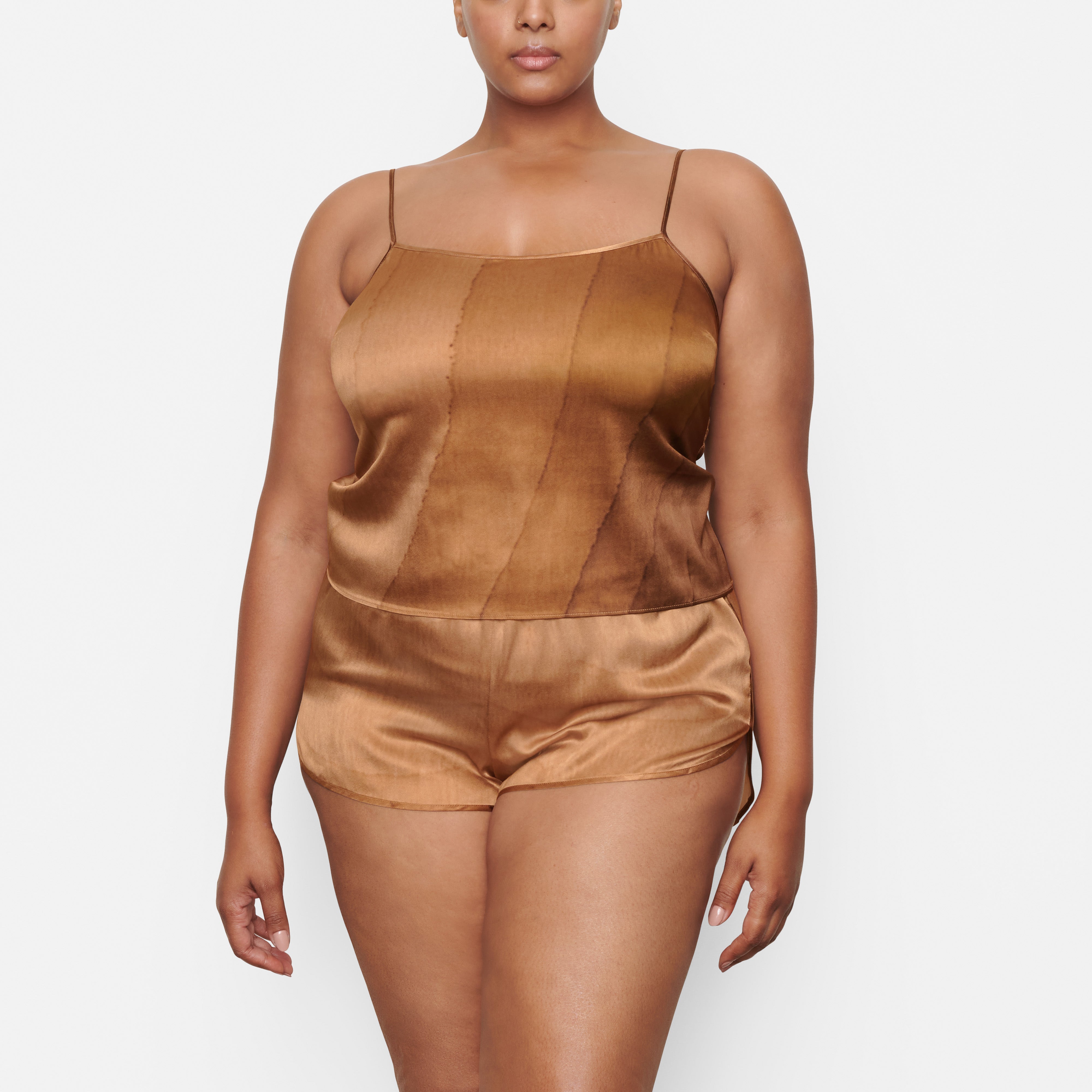 A MODEL STANDS FACING FORWARD WEARING THE SKIMS SILK SLEEP TANK IN OAK | SEE: 2X, 3X, 4X