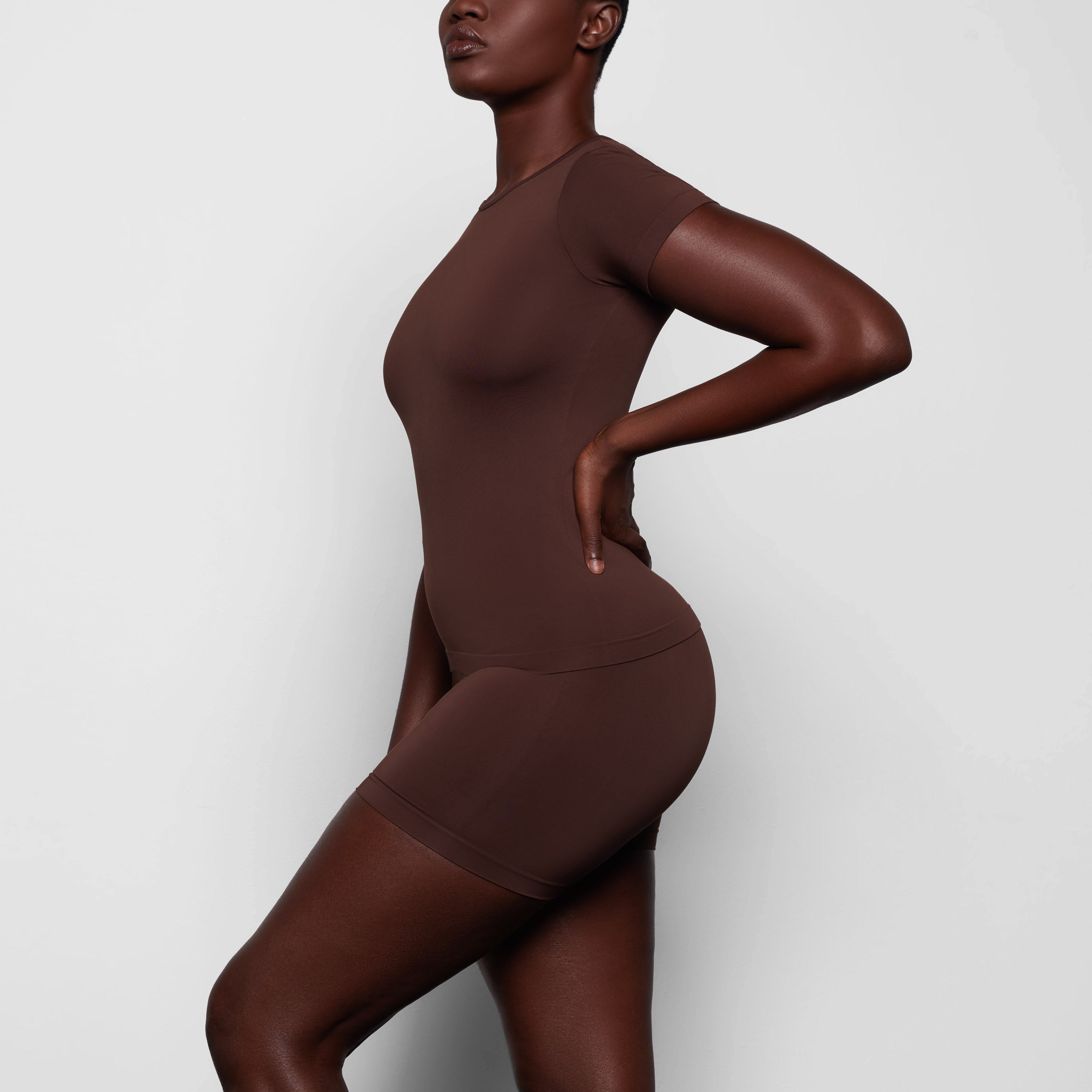 SOFT SMOOTHING T-SHIRT WORN BY A MODEL IN SIDE VIEW