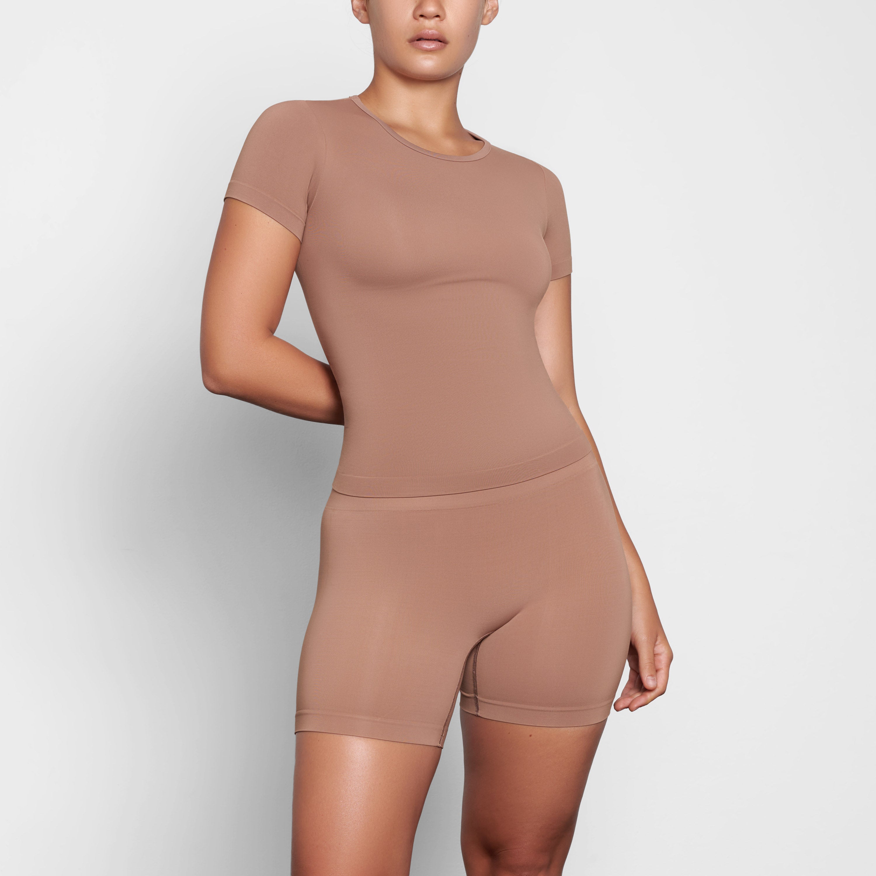 SOFT SMOOTHING SEAMLESS T-SHIRT | SIENNA | SKIMS