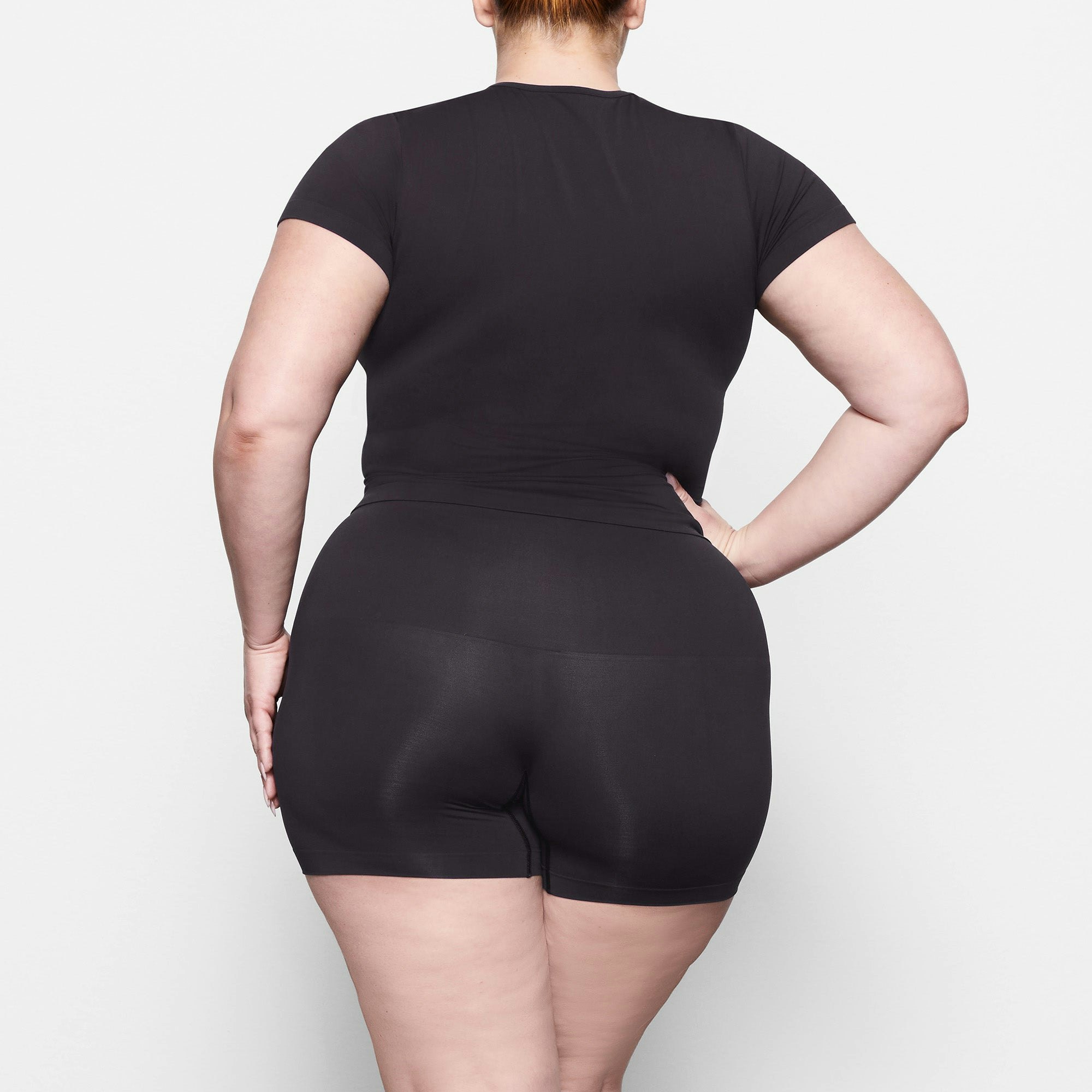 SOFT SMOOTHING T-SHIRT WORN BY A MODEL IN BACK VIEW