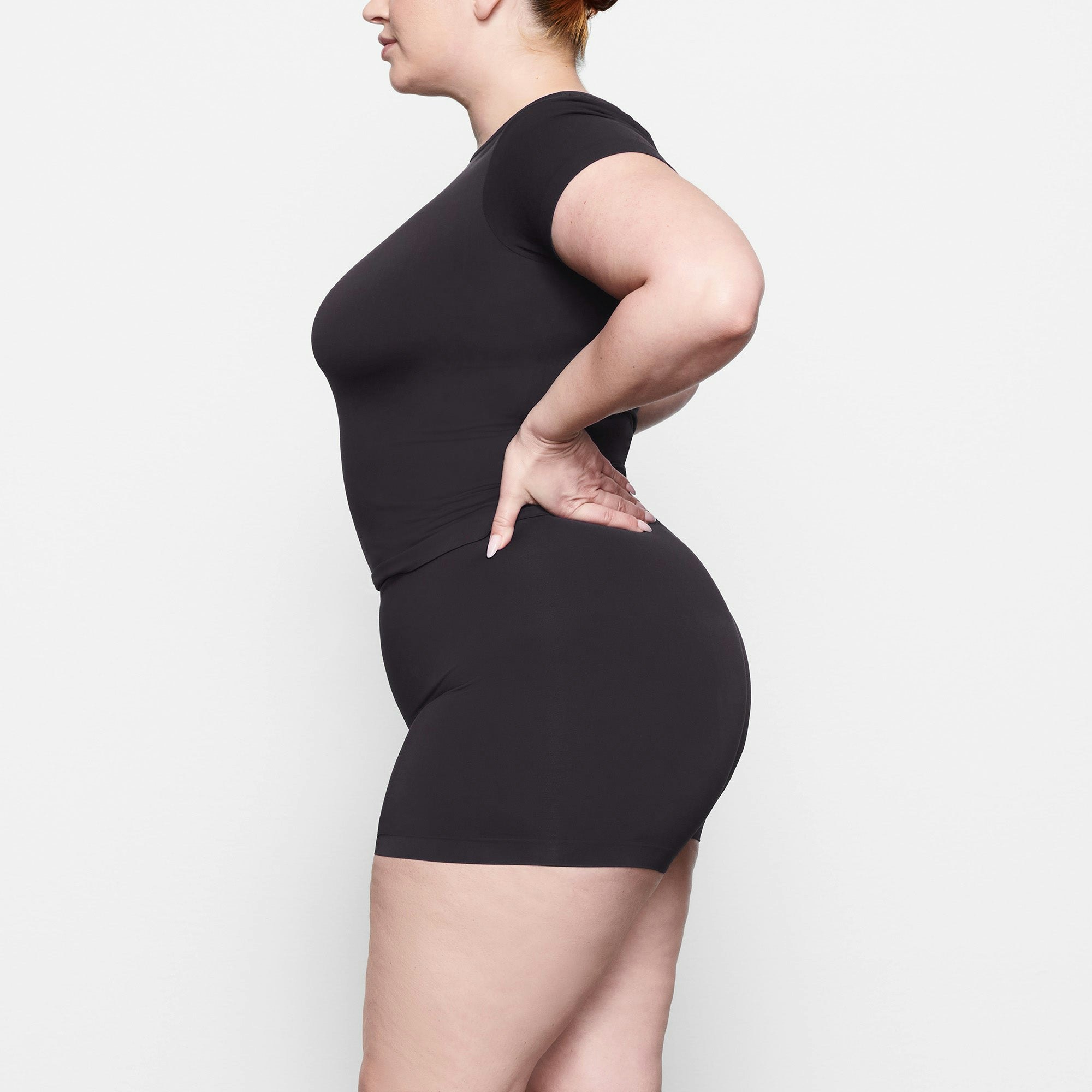 SOFT SMOOTHING T-SHIRT WORN BY A MODEL IN SIDE VIEW