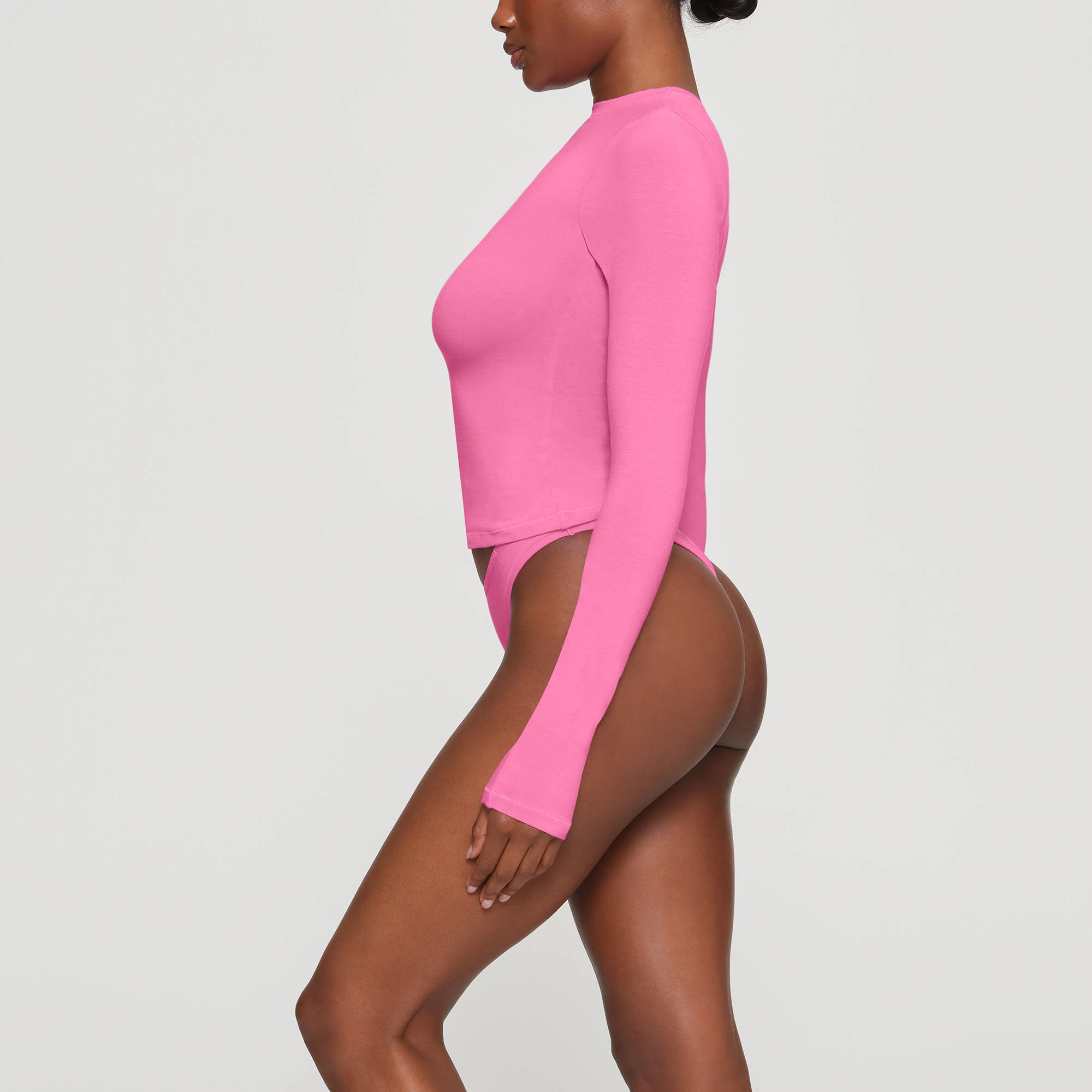 COTTON JERSEY LONG SLEEVE T-SHIRT WORN BY A MODEL IN SIDE VIEW