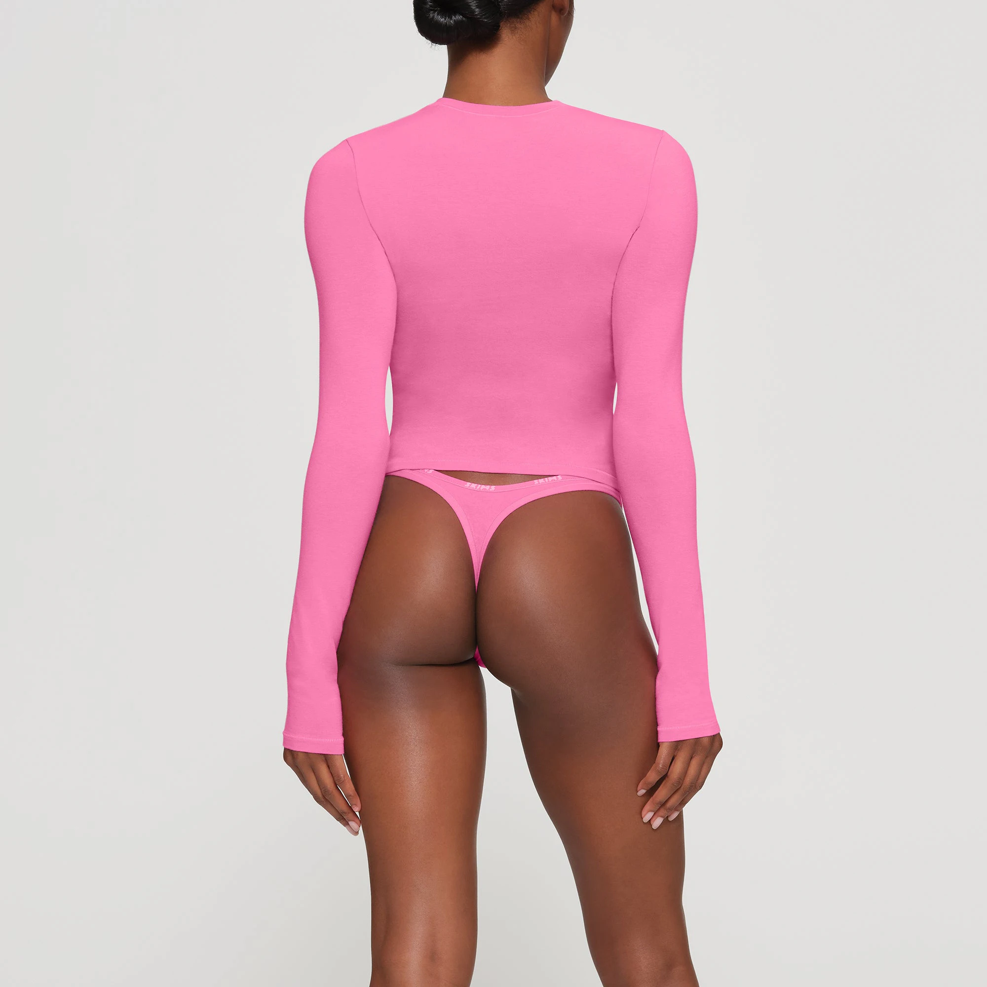 COTTON JERSEY LONG SLEEVE T-SHIRT WORN BY A MODEL IN BACK VIEW