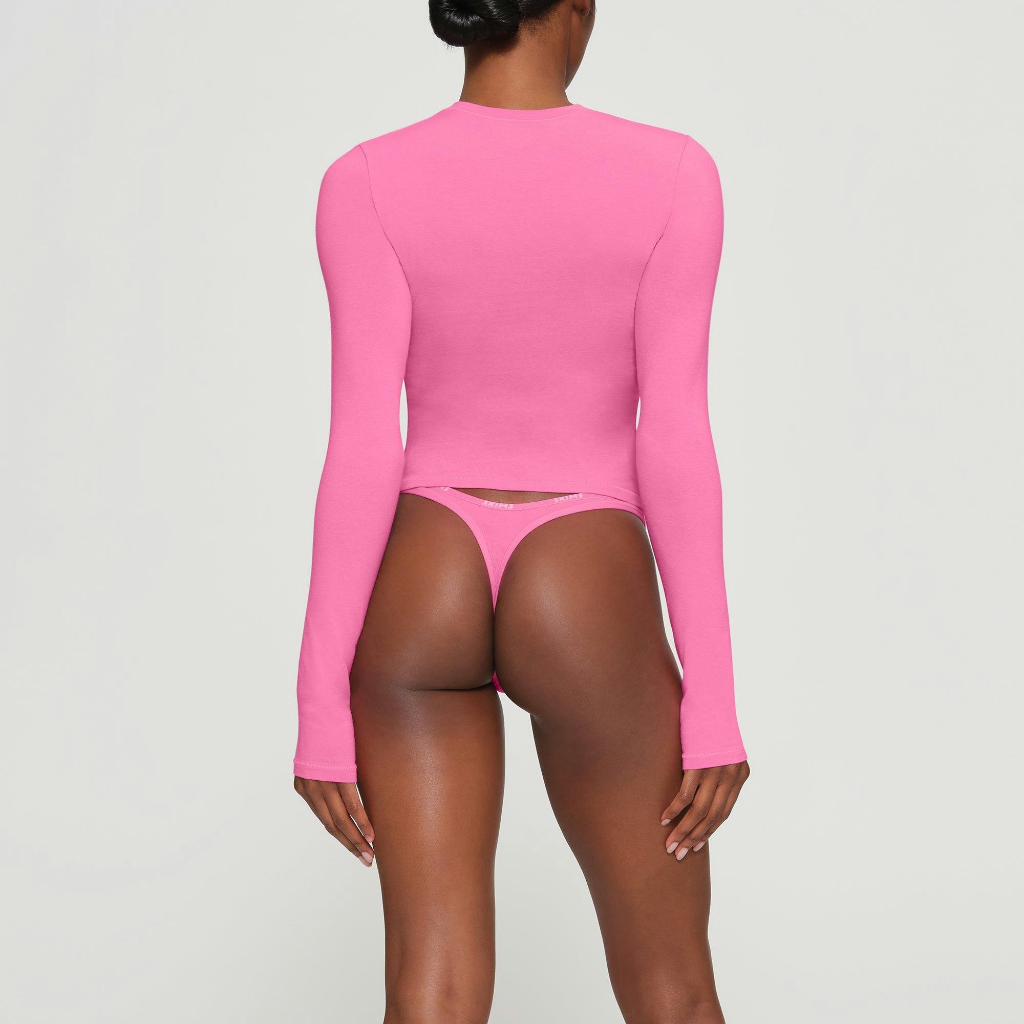 COTTON JERSEY LONG SLEEVE T-SHIRT WORN BY A MODEL IN BACK VIEW