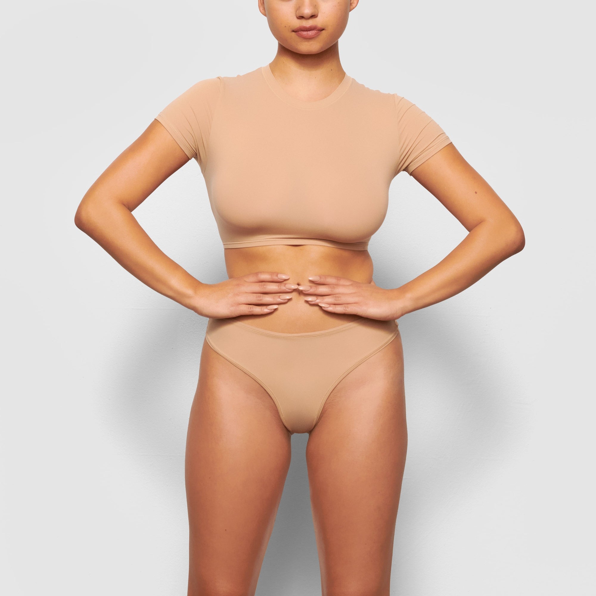 ON A MODEL FRONT VIEW FITS EVERYBODY SUPER CROPPED T-SHIRT IN CLAY 