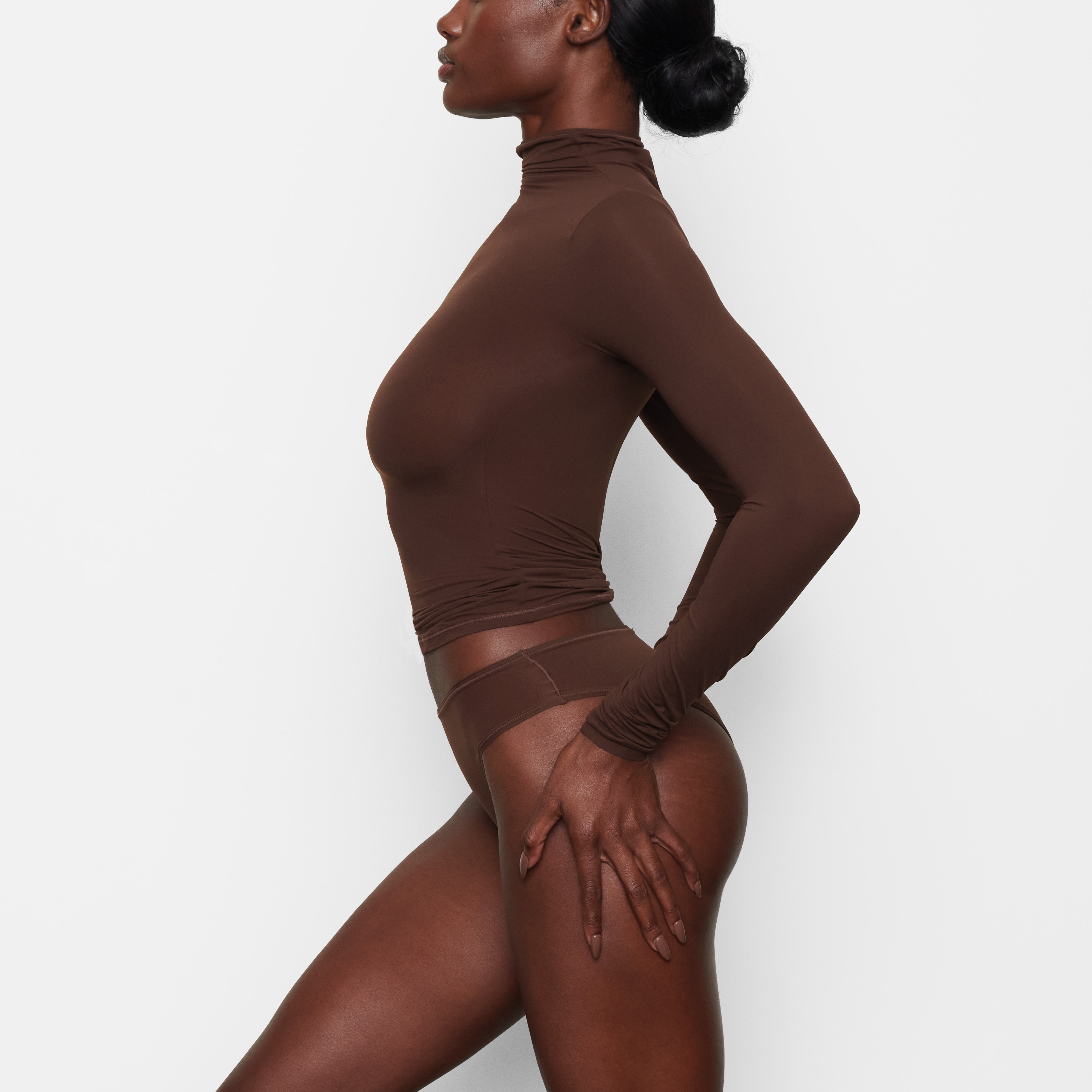 FITS EVERYBODY TURTLENECK TOP WORN BY A MODEL IN SIDE VIEW