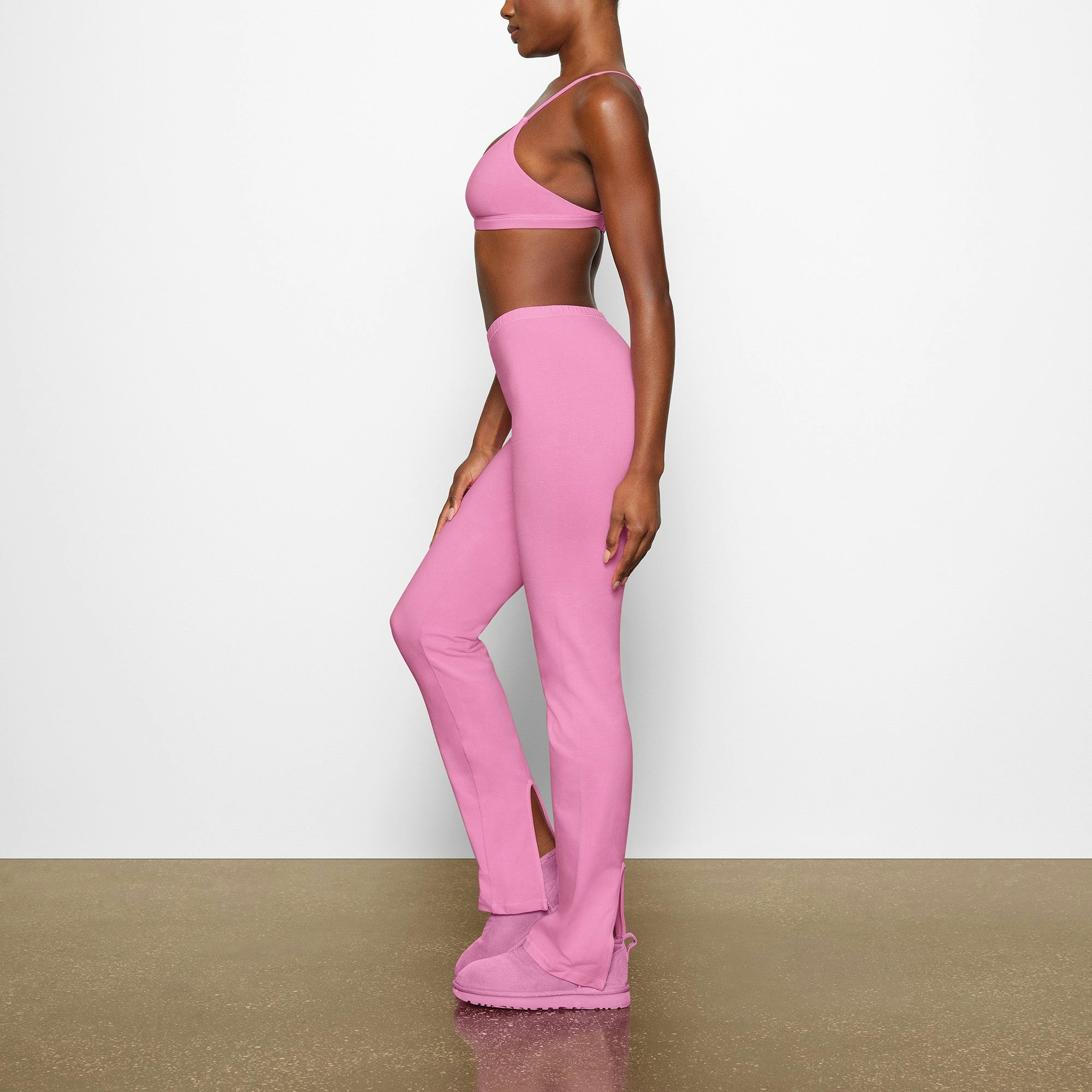 OUTDOOR SPLIT HEM LEGGING ON A MODEL IN SIDE VIEW