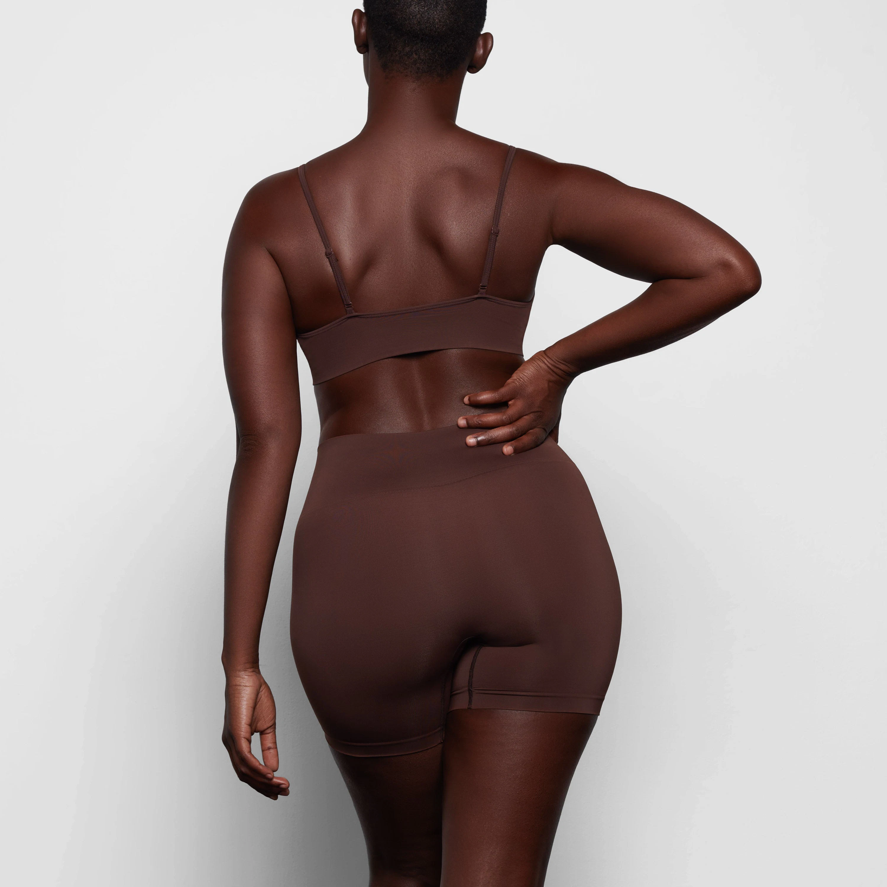 SOFT SMOOTHING SHORT WORN BY A MODEL IN BACK VIEW