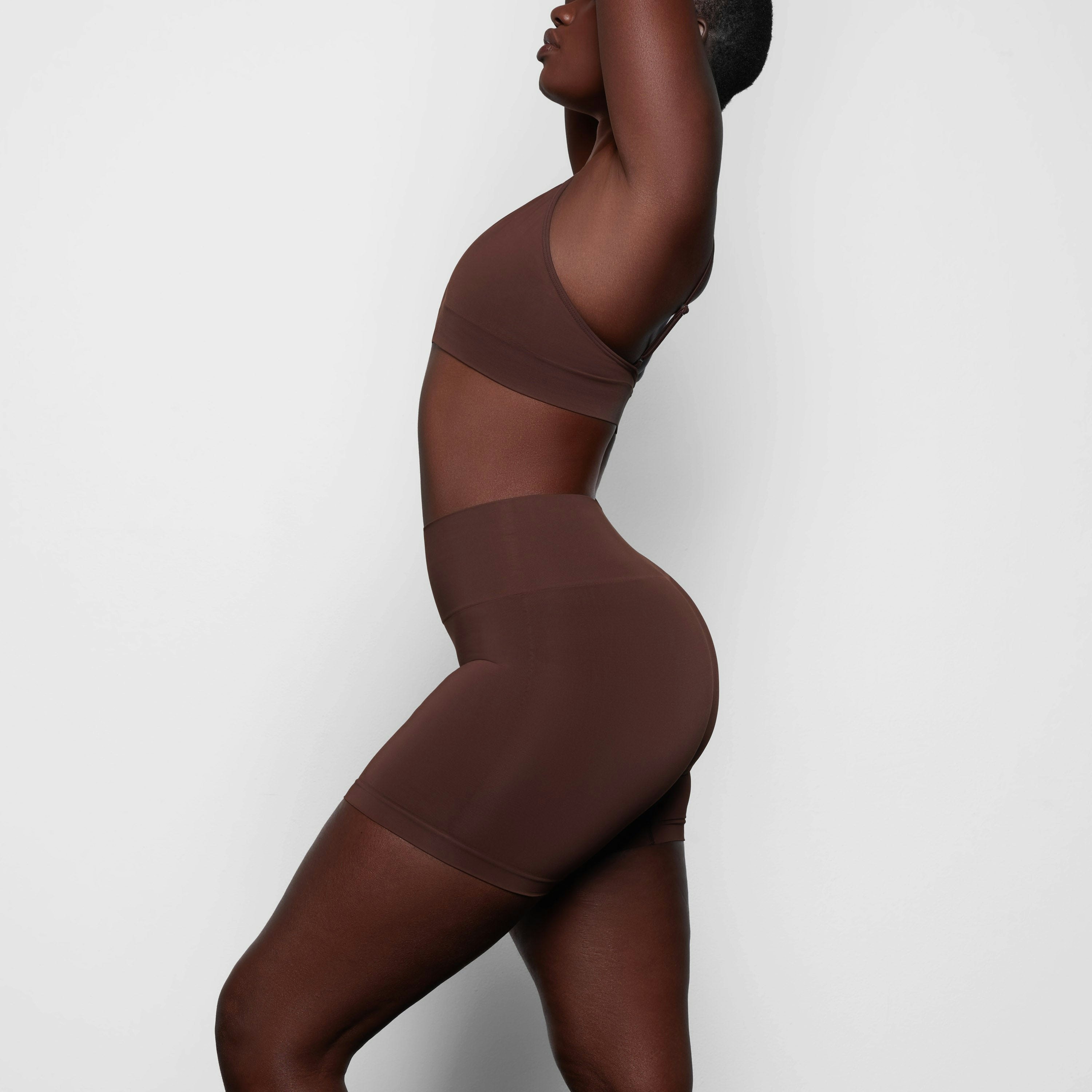 SOFT SMOOTHING SHORT WORN BY A MODEL IN SIDE VIEW