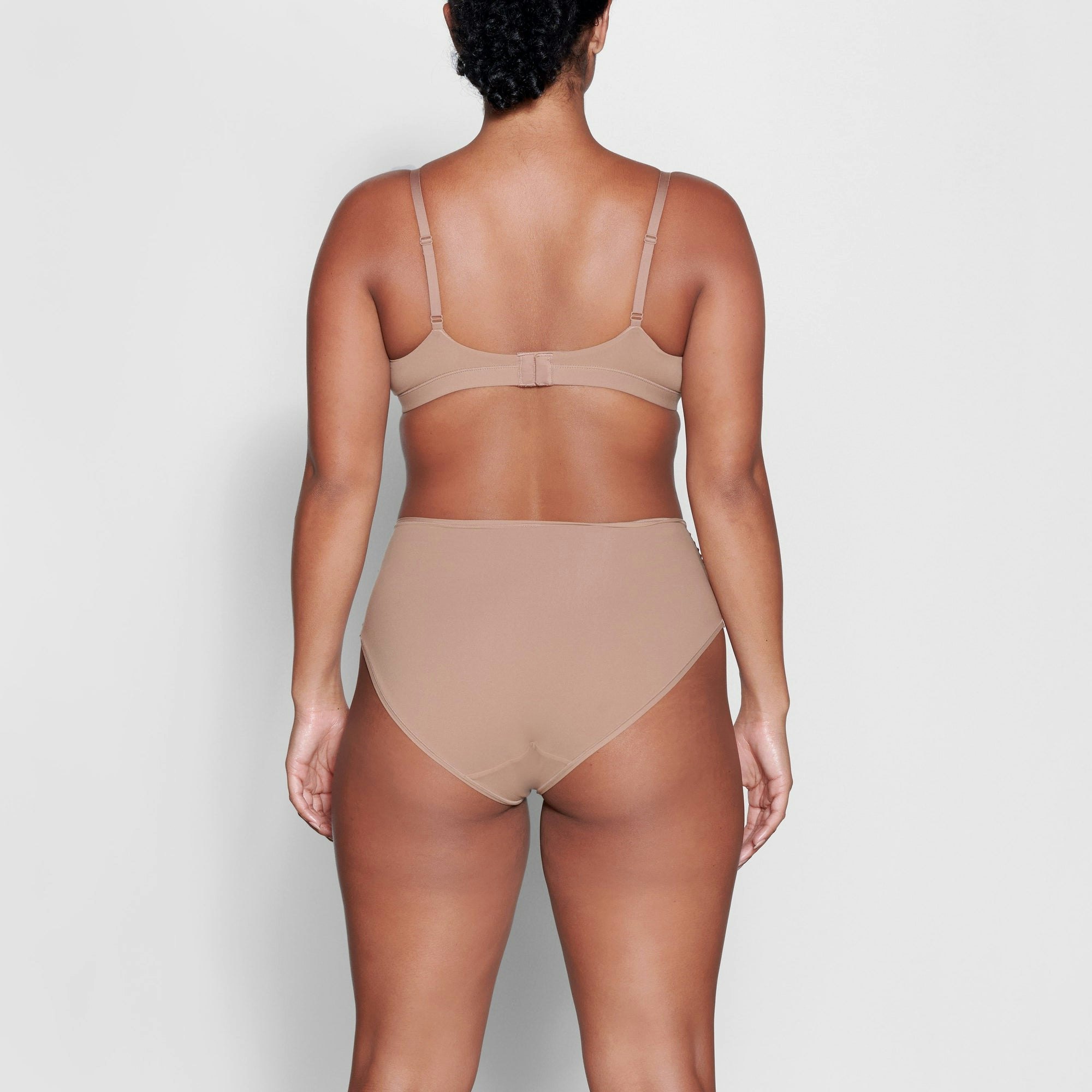 A MODEL STANDS WITH HER BACK TO THE CAMERA SHOWING THE FITS EVERYBODY FULL BRIEF | SIENNA