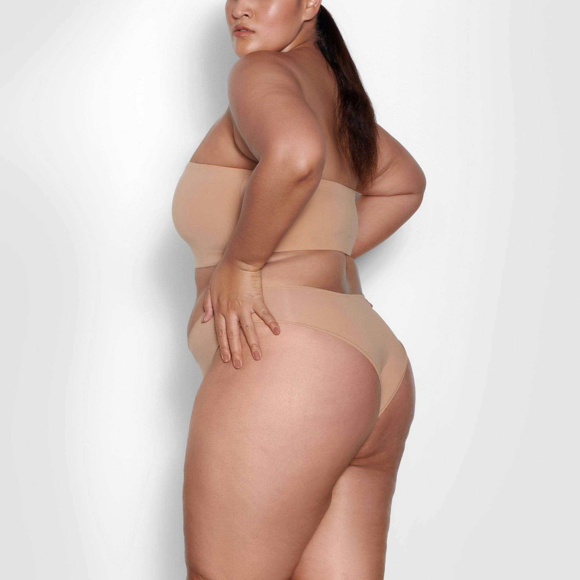A MODEL STANDS SIDEWAYS SHOWING THE PROFILE OF THE FITS EVERYBODY CHEEKY BRIEF | OCHRE