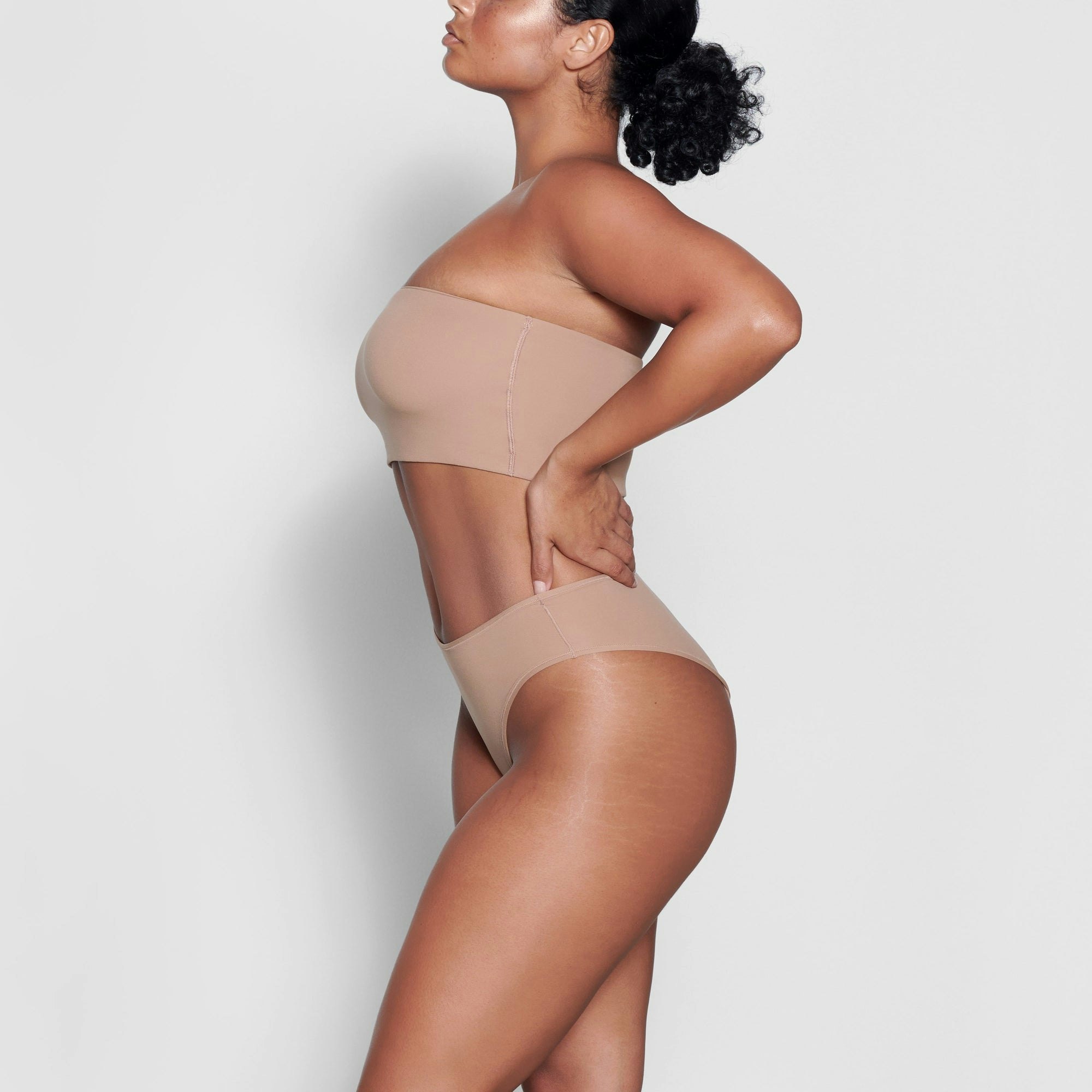 A MODEL STANDS SIDEWAYS SHOWING THE PROFILE OF THE FITS EVERYBODY CHEEKY BRIEF | SIENNA