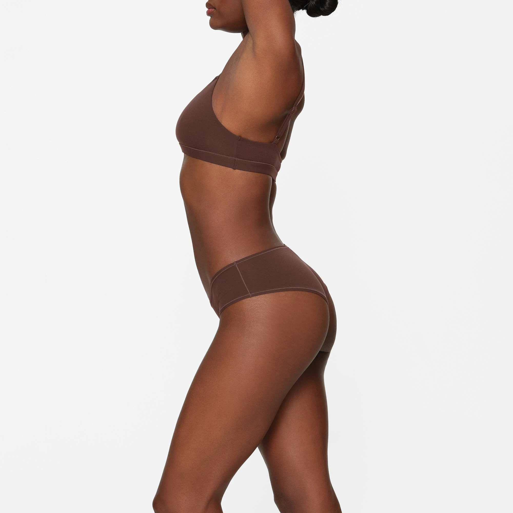 FITS EVERYBODY HIPSTER WORN BY A MODEL IN SIDE VIEW