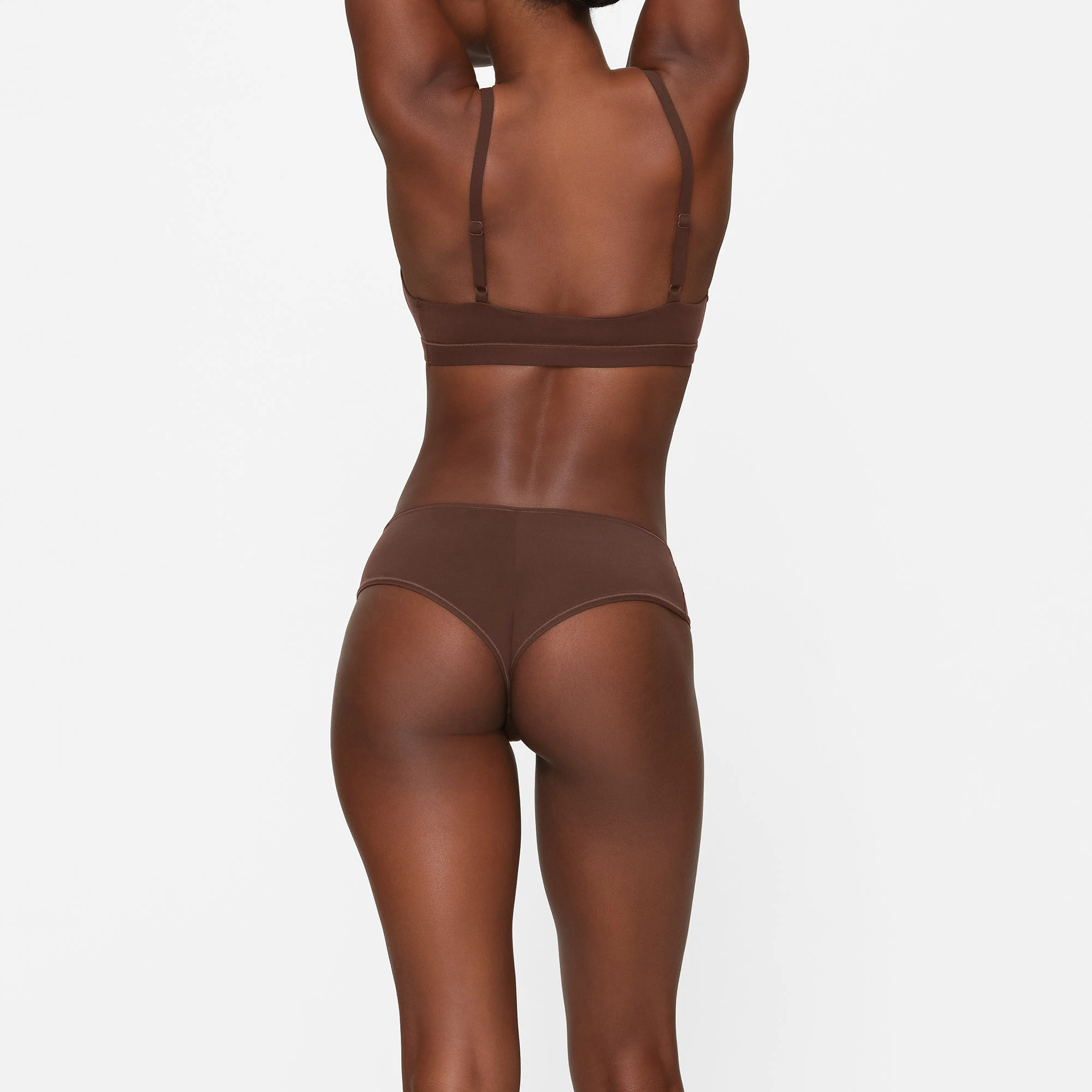 FITS EVERYBODY HIPSTER WORN BY A MODEL IN BACK VIEW