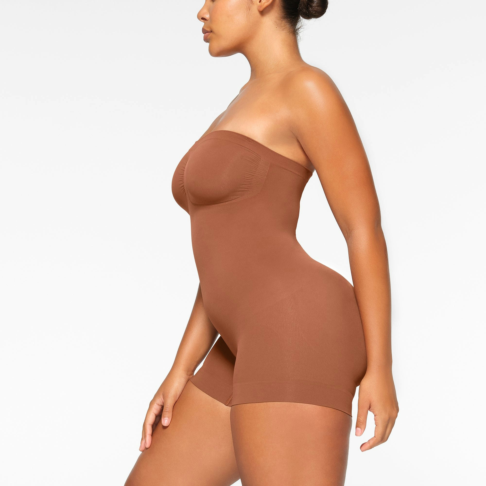 SEAMLESS SCULPT SOLUTION SHORT RIGHT LEG EXPOSED WORN BY A MODEL IN SIDE VIEW