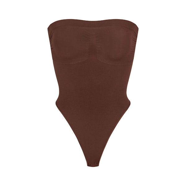 SEAMLESS SCULPT STRAPLESS THONG BODYSUIT | COCOA (SHAPEWEAR BODYSUITS) LAYS FLAT ON A WHITE BACKGROUND | FLT