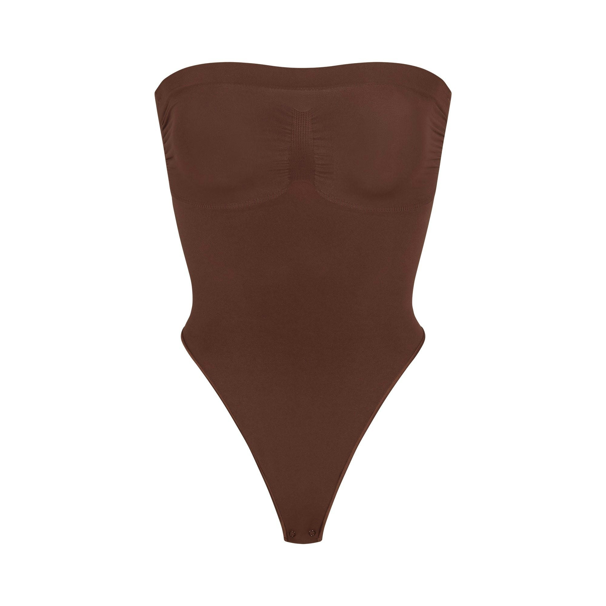 SEAMLESS SCULPT STRAPLESS THONG BODYSUIT | COCOA (SHAPEWEAR BODYSUITS) LAYS FLAT ON A WHITE BACKGROUND | FLT
