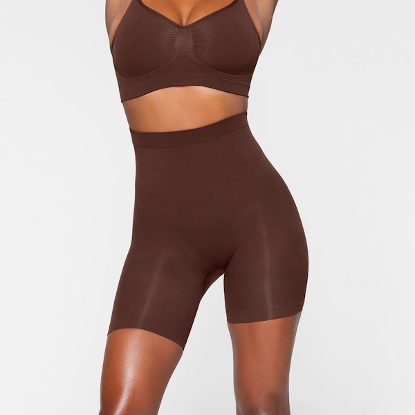 SEAMLESS SCULPT MID THIGH SHORT WORN BY A MODEL IN FRONT VIEW | SEE: XXS, XS, S