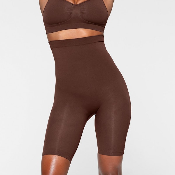 SEAMLESS SCULPT HIGH-WAISTED ABOVE THE KNEE SHORT WORN BY A MODEL IN FRONT VIEW | SEE: XXS, XS, S