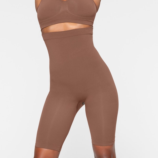 SEAMLESS SCULPT HIGH-WAISTED ABOVE THE KNEE SHORT WORN BY A MODEL IN FRONT VIEW | SEE: XXS, XS, S